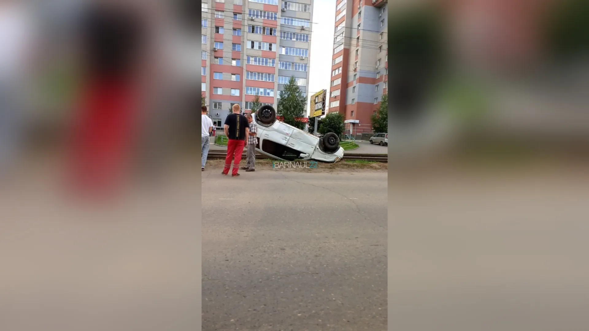 Автомобиль перевернулся на одной из улиц Барнаула