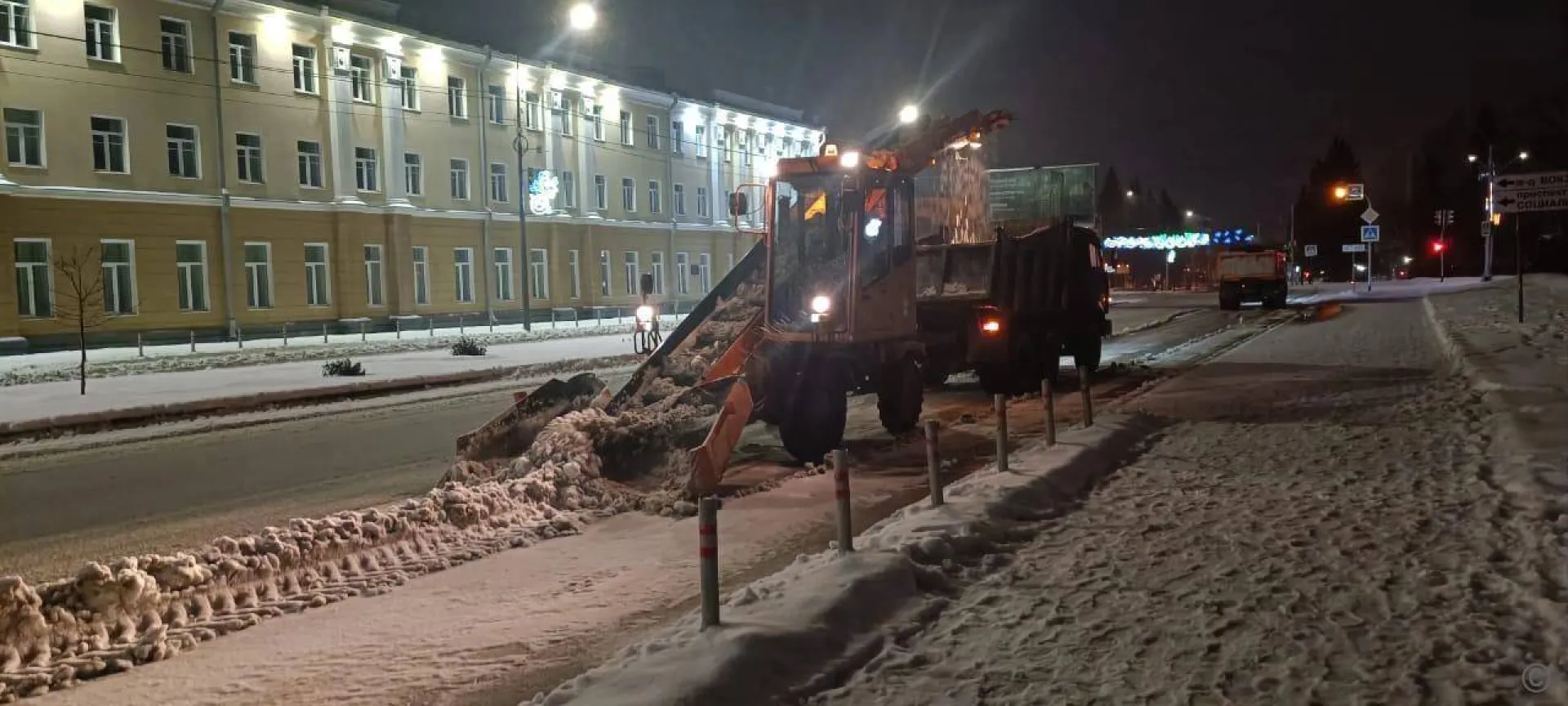Снег вывозят с улиц Барнаула Снег вывозят с улиц Барнаула