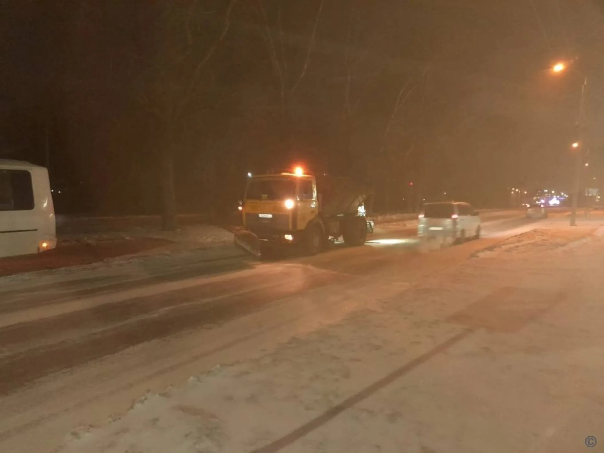 В Барнауле обрабатывают дороги и тротуары противогололедными средствами В Барнауле обрабатывают дороги и тротуары противогололедными средствами