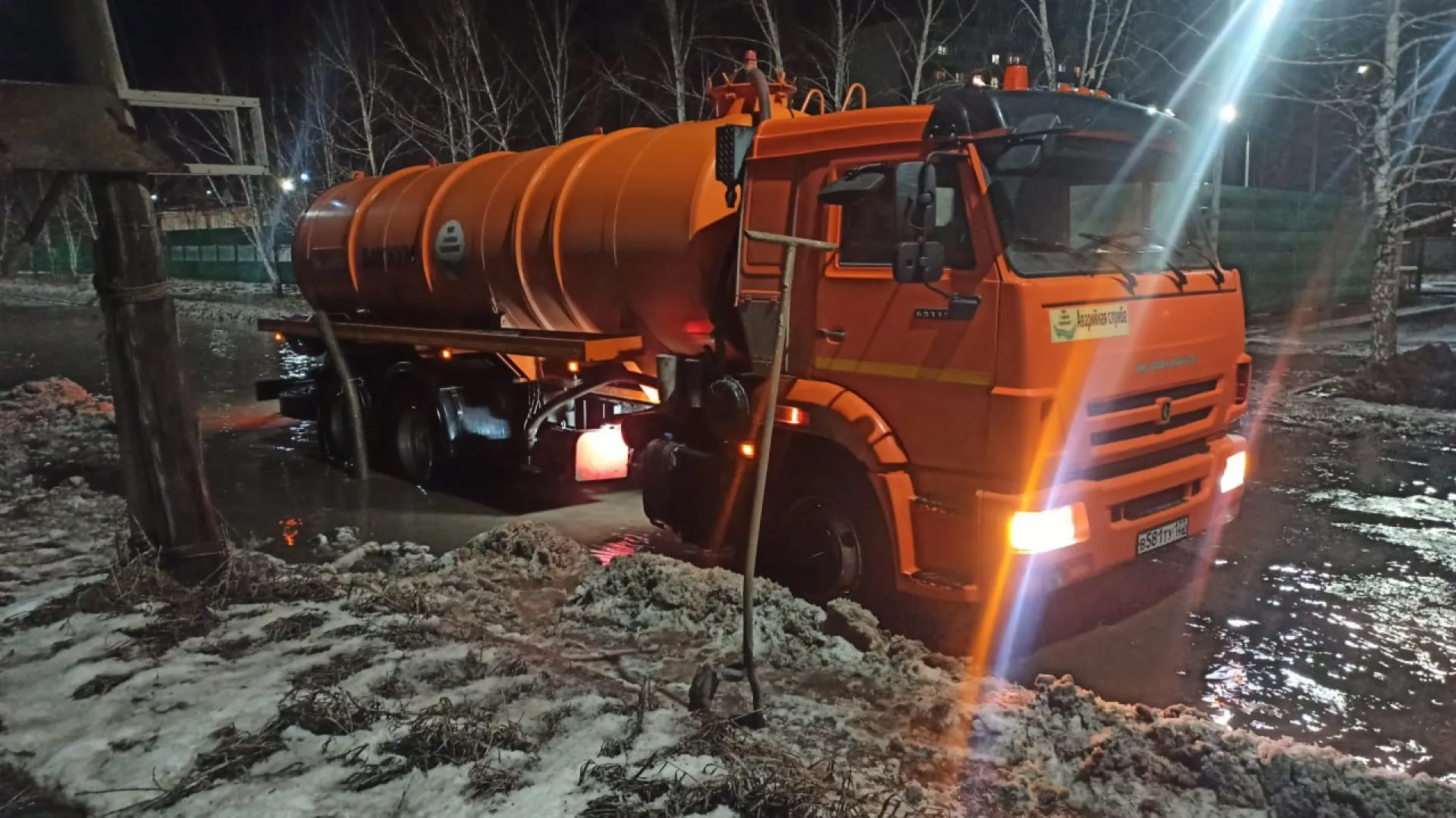 Талые воды откачивают с улиц Бийска