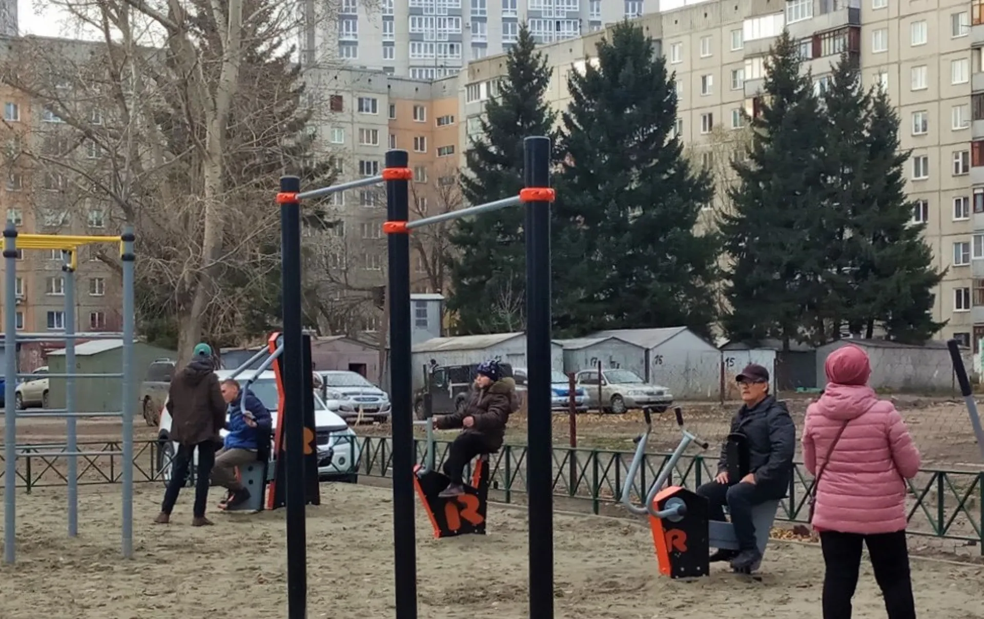 В барнаульских дворах устанавливают новые детские горки и тренажёры