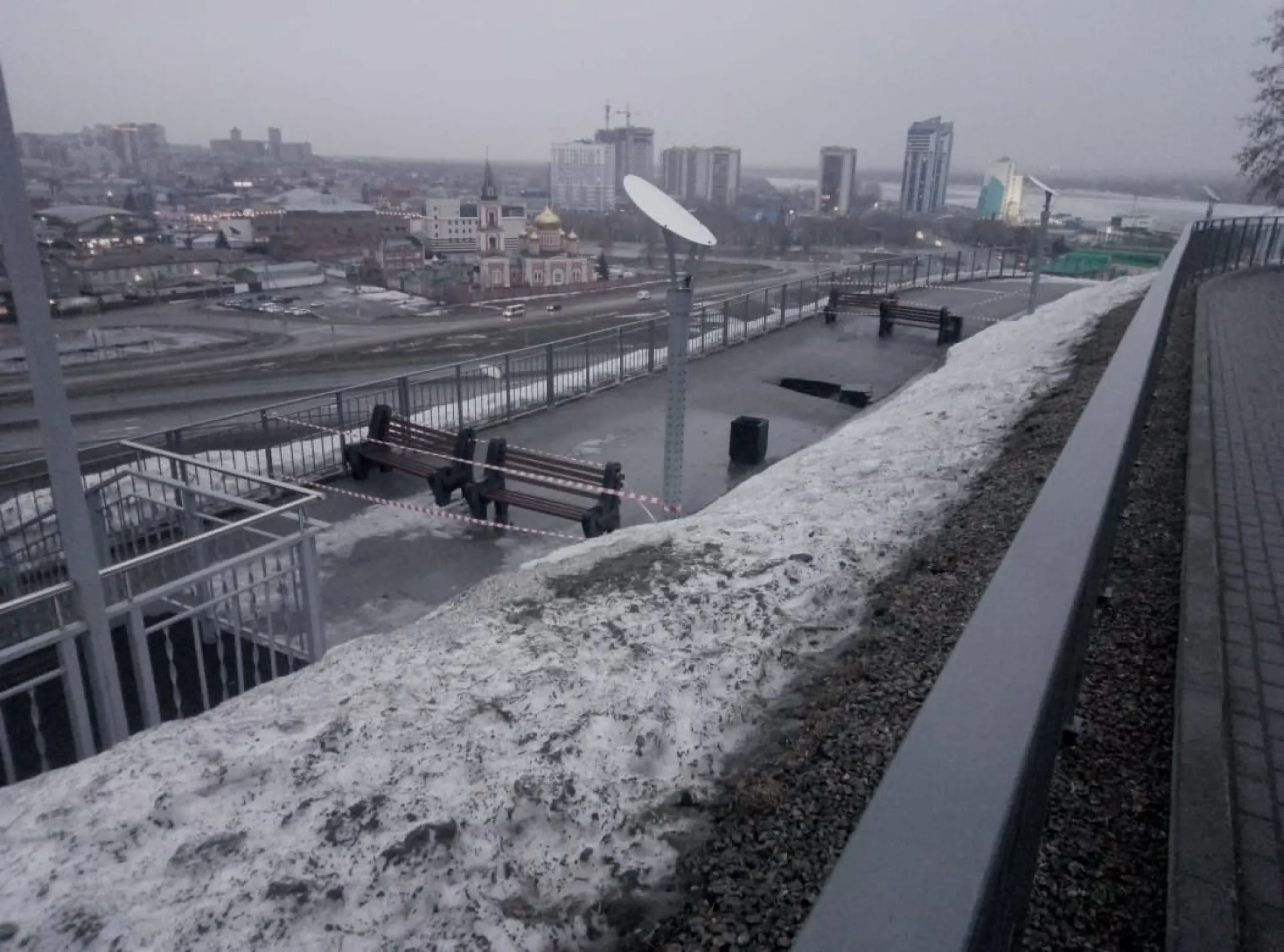 Асфальт провалился в Нагорном парке в Барнауле
