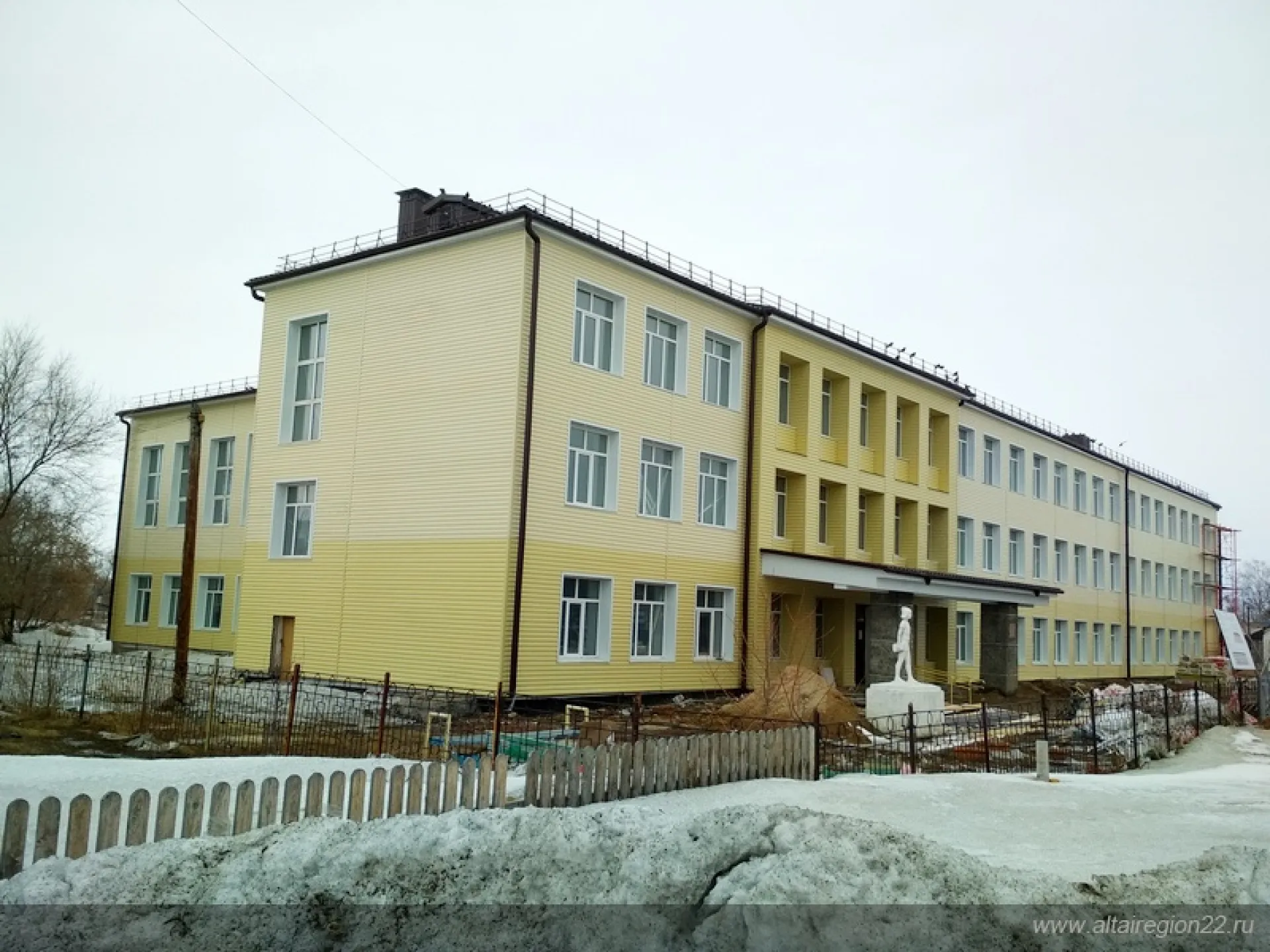 Порядка 79 миллионов рублей направили на капитальный ремонт школы в Третьяковском районе