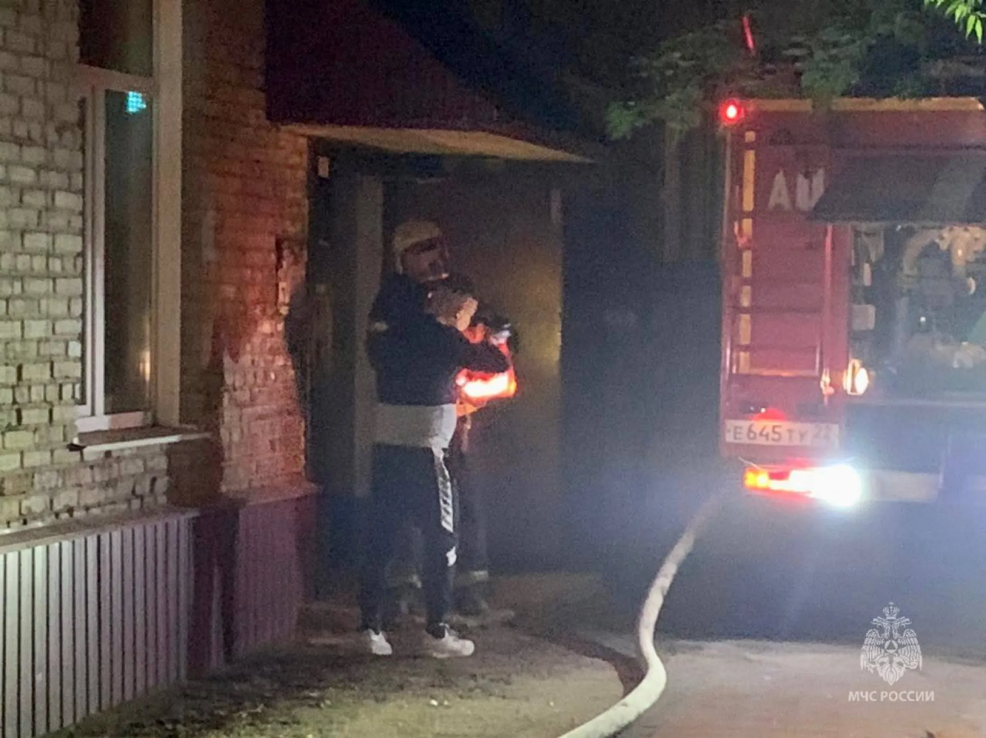 В Рубцовске сотрудники МЧС спасли 5 человек при пожаре в жилом доме