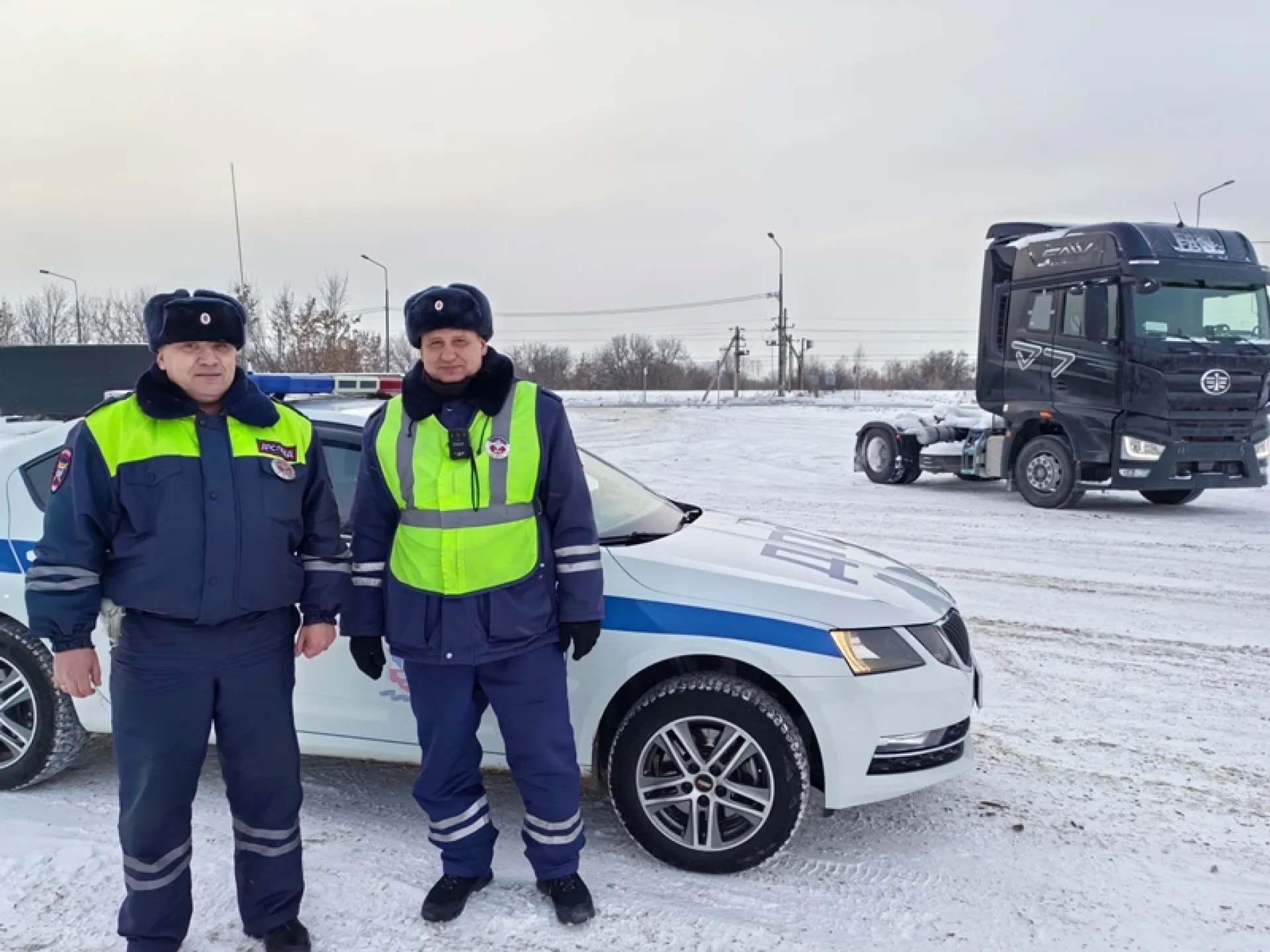 5 часов на трассе: алтайские полицейские помогли замерзающему водителю 5 часов на трассе: алтайские полицейские помогли замерзающему водителю