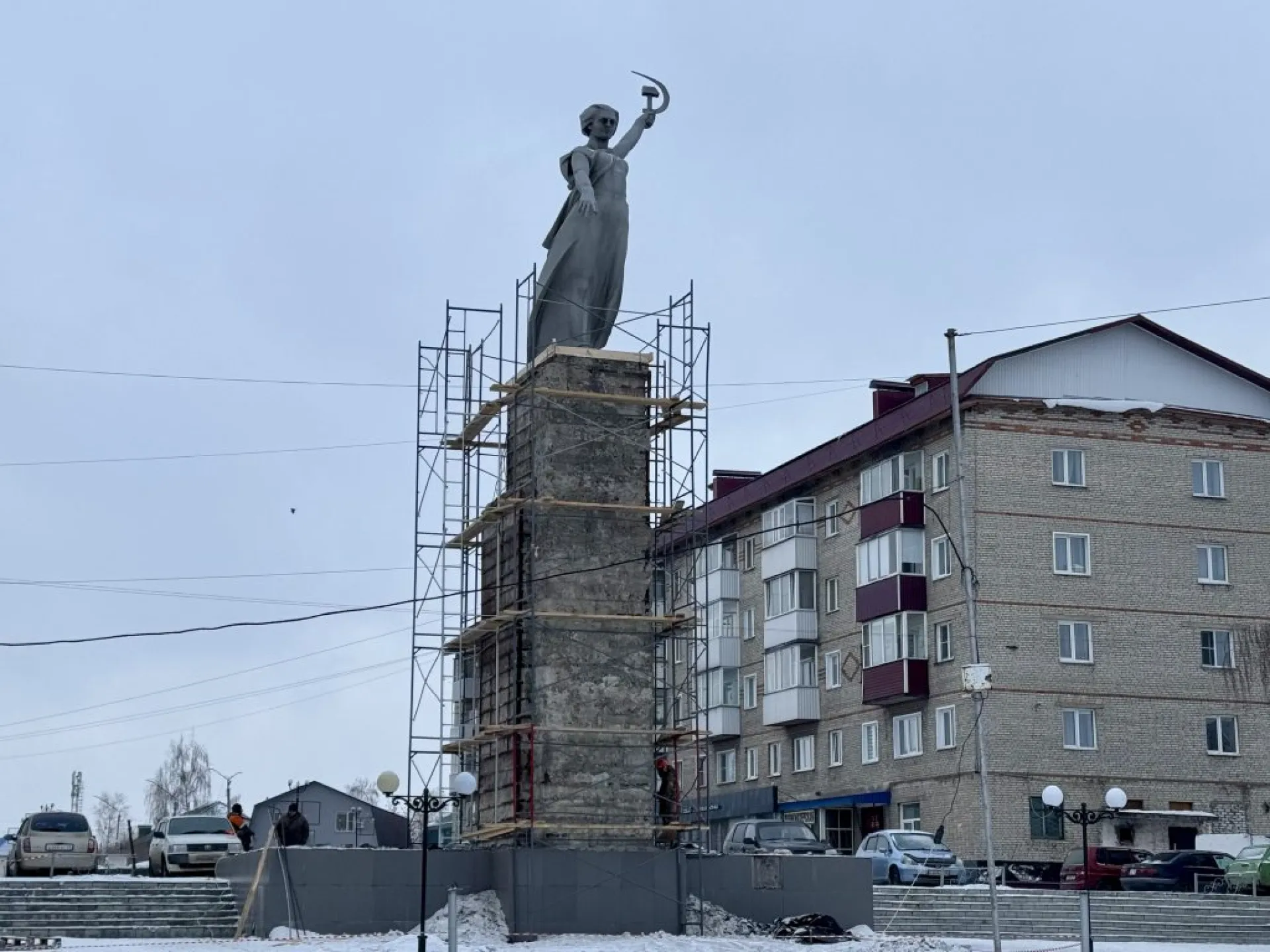 Монумент «Родина-мать» отремонтировали в Камне-на-Оби Монумент «Родина-мать» отремонтировали в Камне-на-Оби