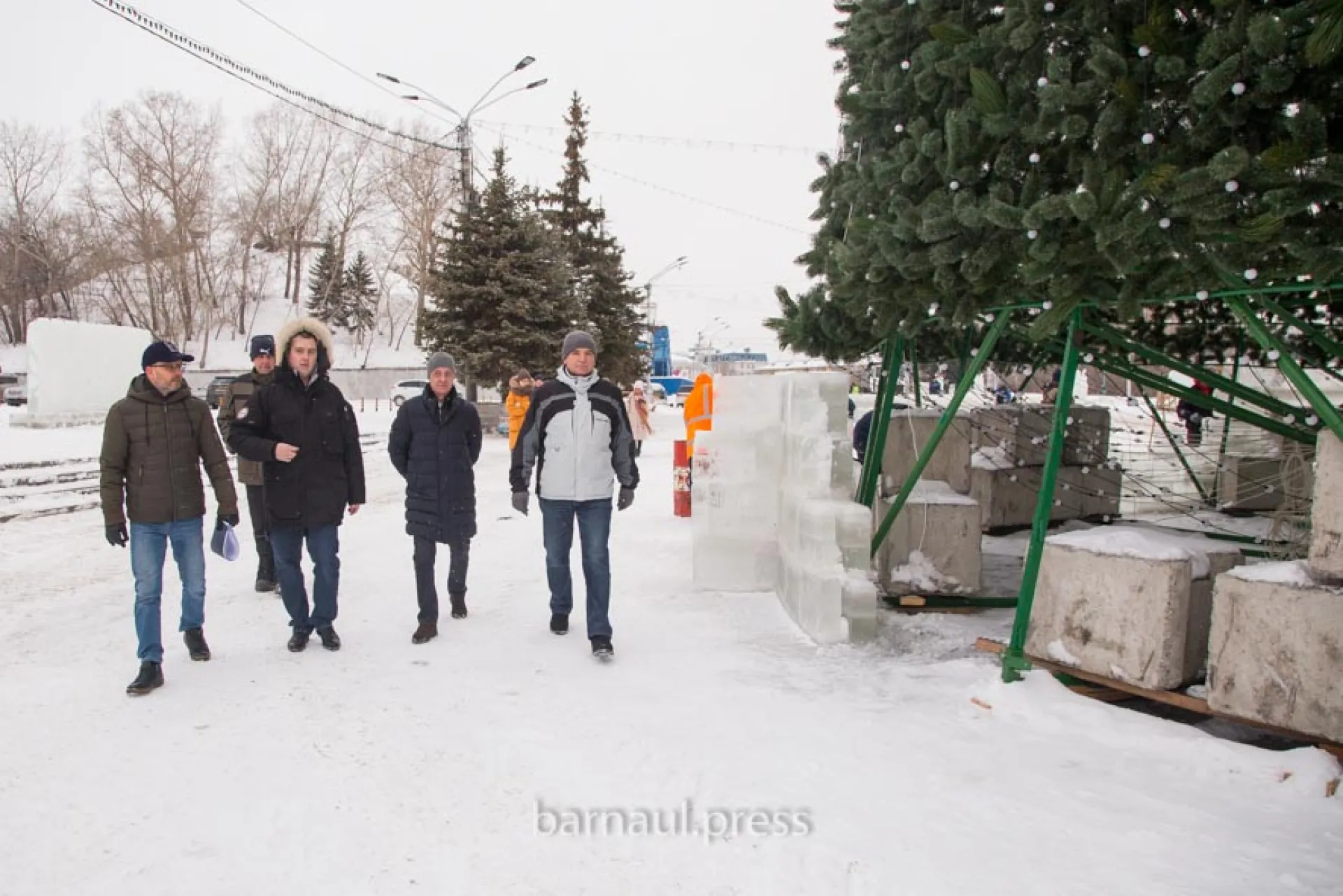 На площади Сахарова в Барнауле завершается украшение главной новогодней ёлки