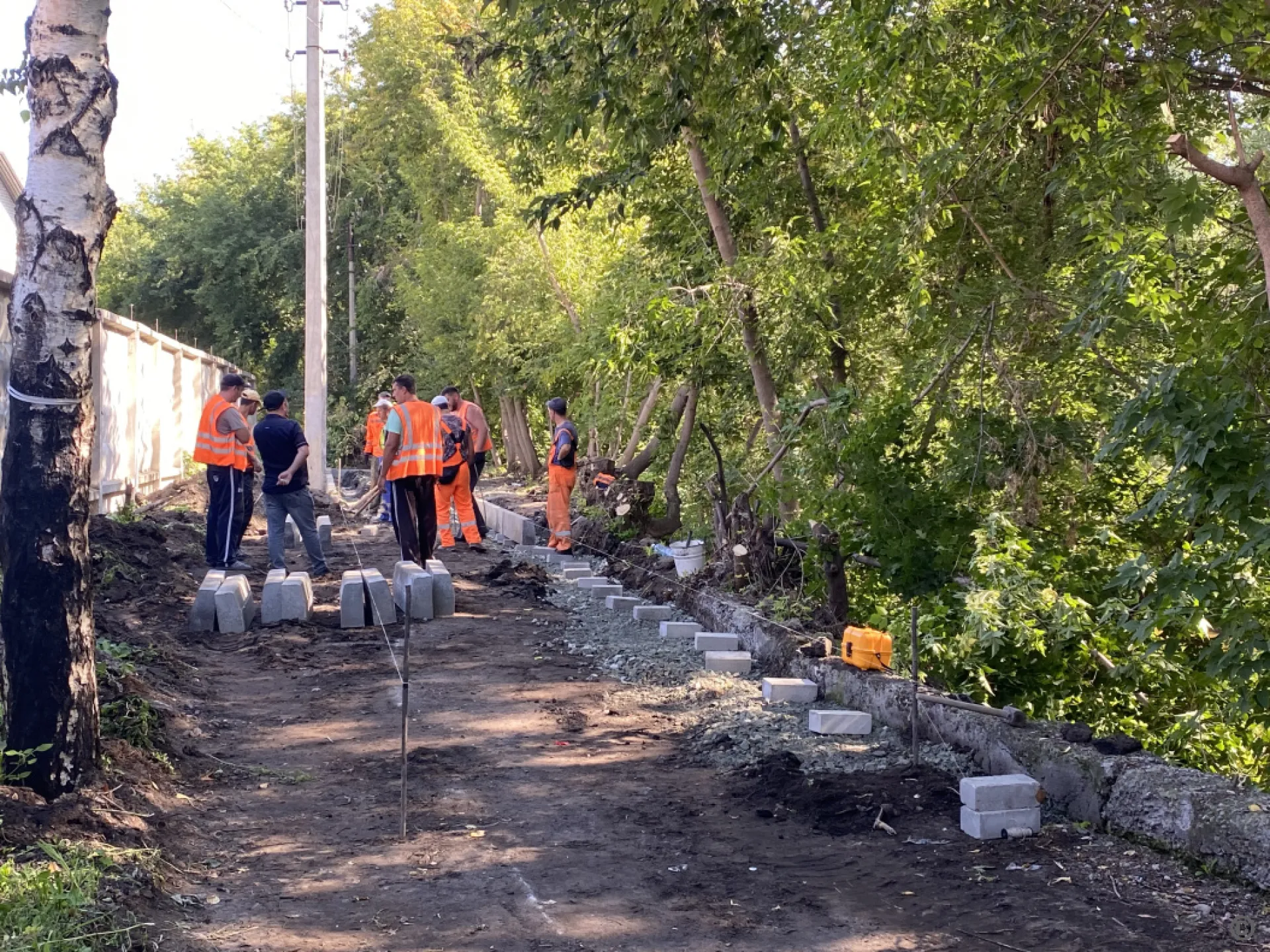 Тротуар к скверу на улице Приречной начали обустраивать в Барнауле Тротуар к скверу на улице Приречной начали обустраивать в Барнауле