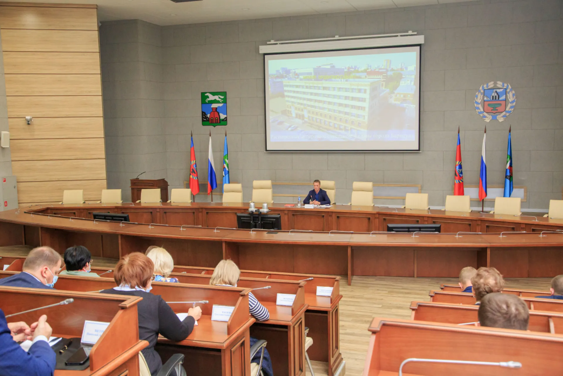 Ситуацию с распространением COVID-19 обсудили на оперативном совещании в администрации Барнаула