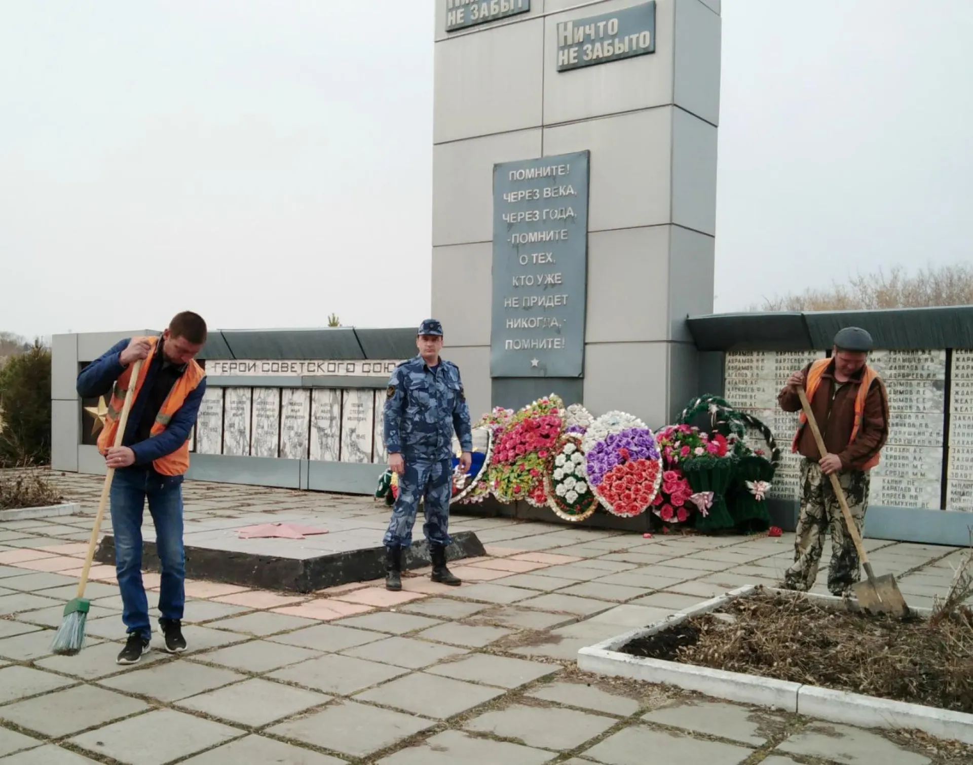 Осужденные УИИ УФСИН провели уборку памятников и мемориалов в Алтайском крае