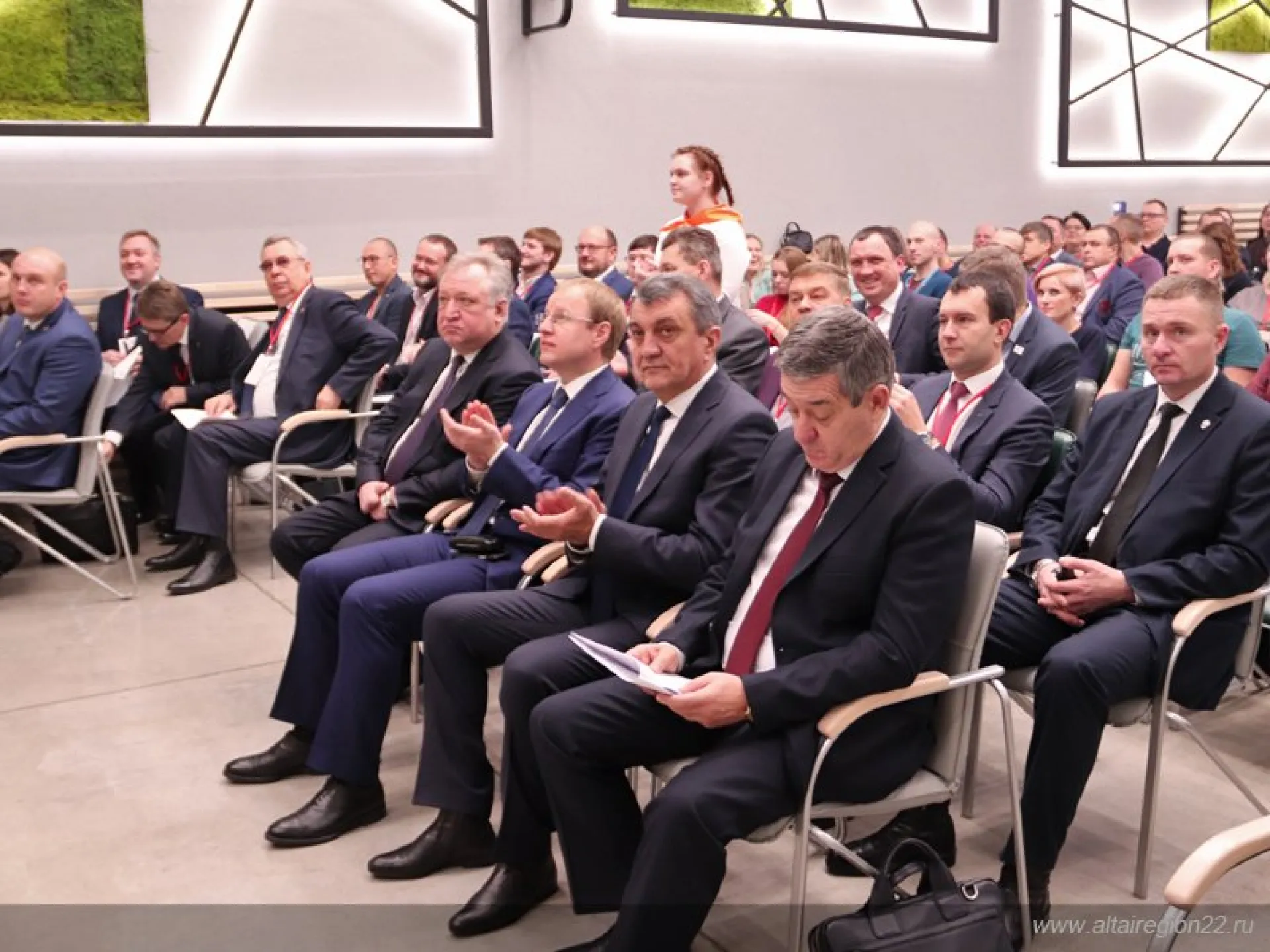 Полпред президента России в СФО Сергей Меняйло заверил предпринимателей в поддержке государства
