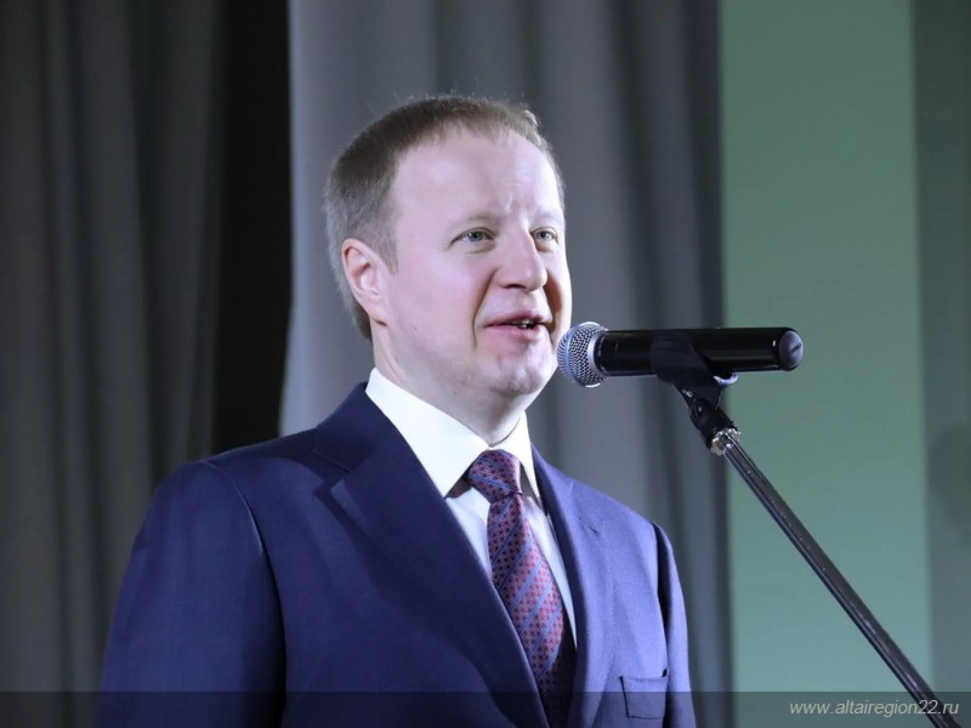 Губернатор Виктор Томенко поздравил сотрудников Алтайкрайстата со столетним юбилеем ведомства Губернатор Виктор Томенко поздравил сотрудников Алтайкрайстата со столетним юбилеем ведомства