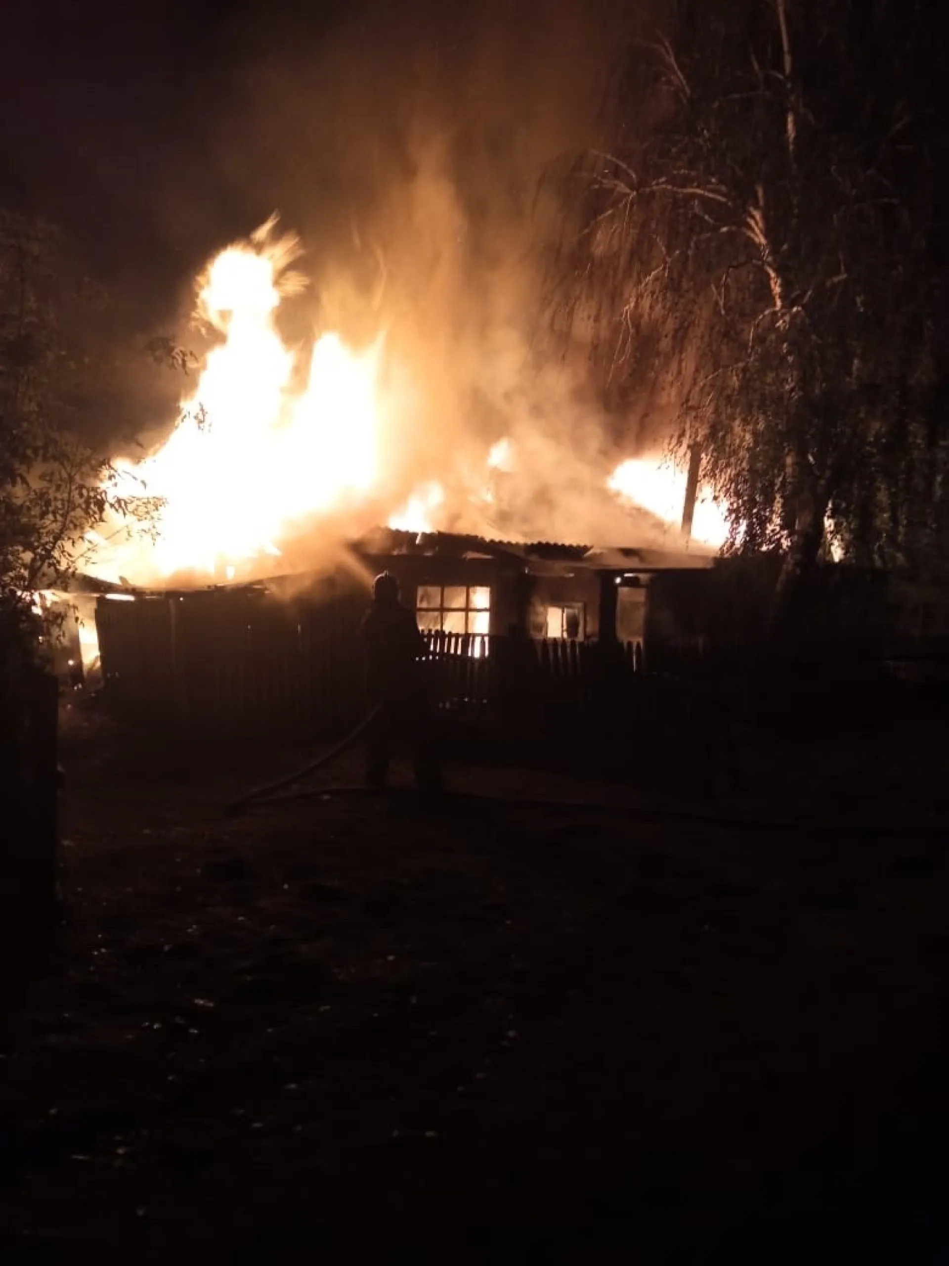 Пожарным удалось остановить распространение огня от горящего дома в Топчихинском районе Пожарным удалось остановить распространение огня от горящего дома в Топчихинском районе