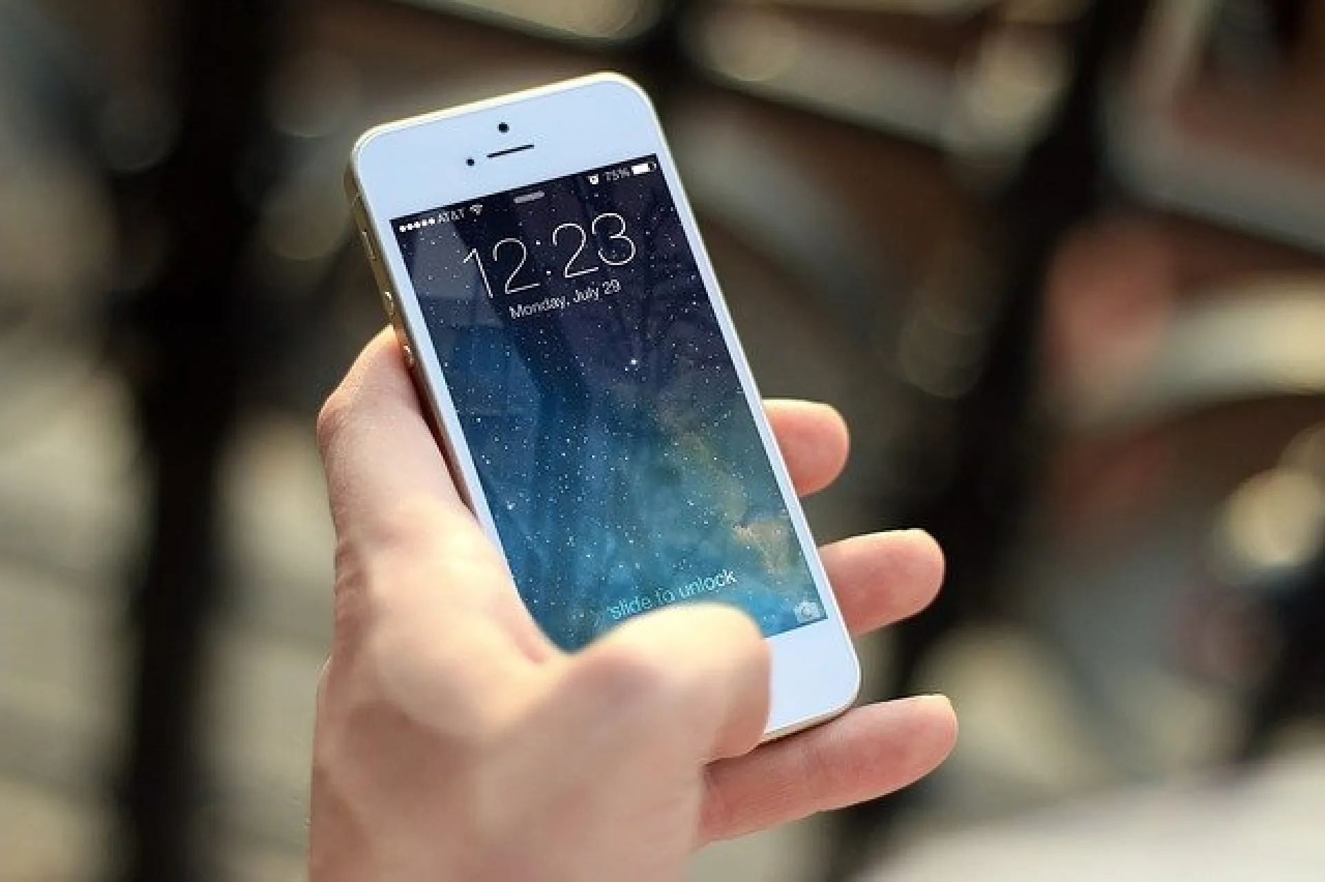 Цены на продукцию APPLE упали на 30%