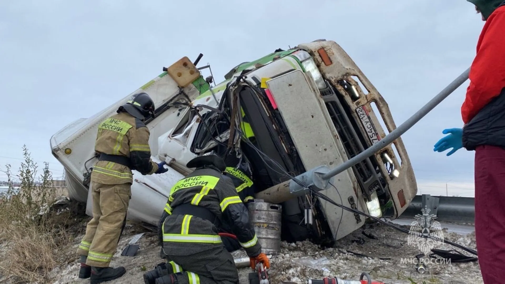 Сотрудники МЧС спасли водителя грузовика, перевернувшегося на трассе около Бийска Сотрудники МЧС спасли водителя грузовика, перевернувшегося на трассе около Бийска