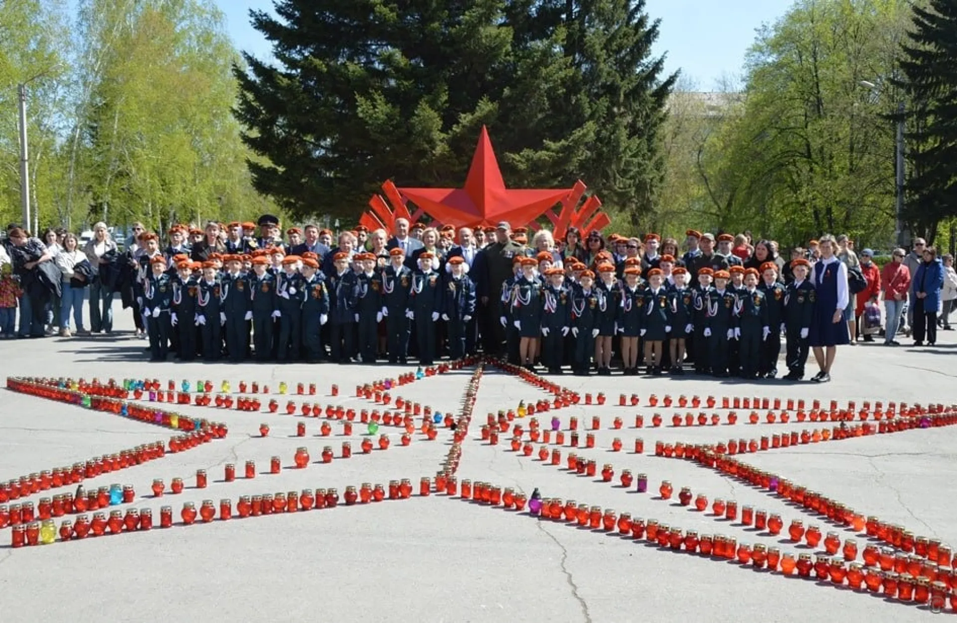 В преддверии Дня Победы в барнаульском сквере им. Германа Титова прошел митинг «Свеча памяти»