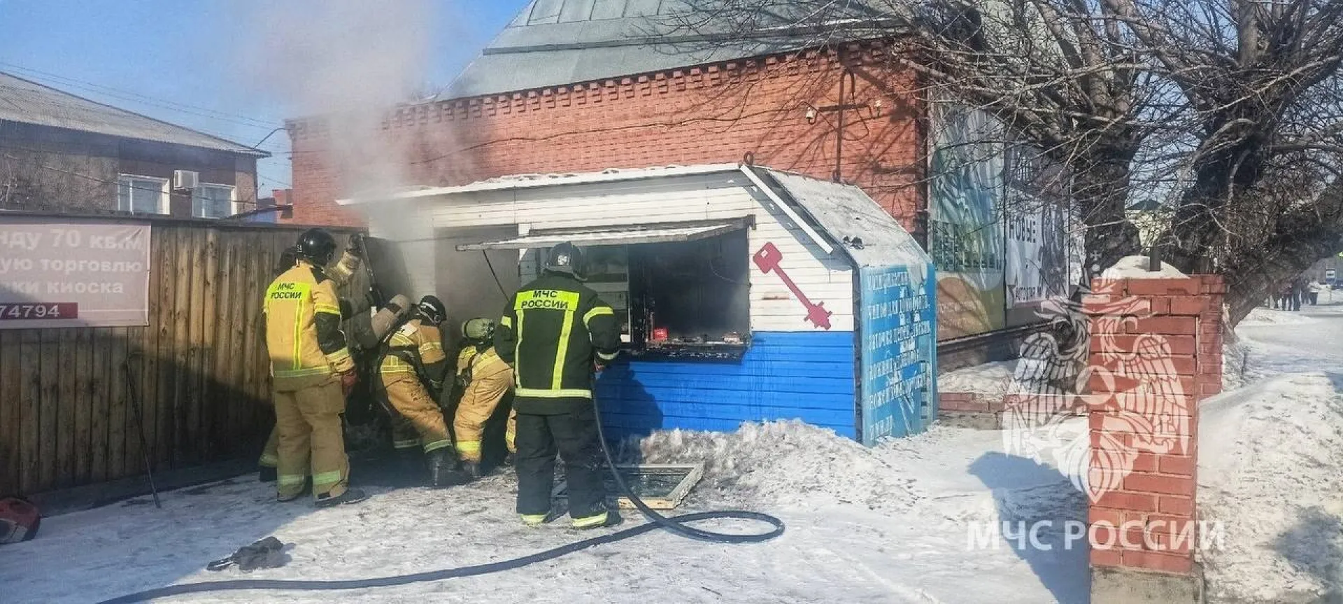 Пожарные спасли мужчину из металлического киоска в Камне-на-Оби