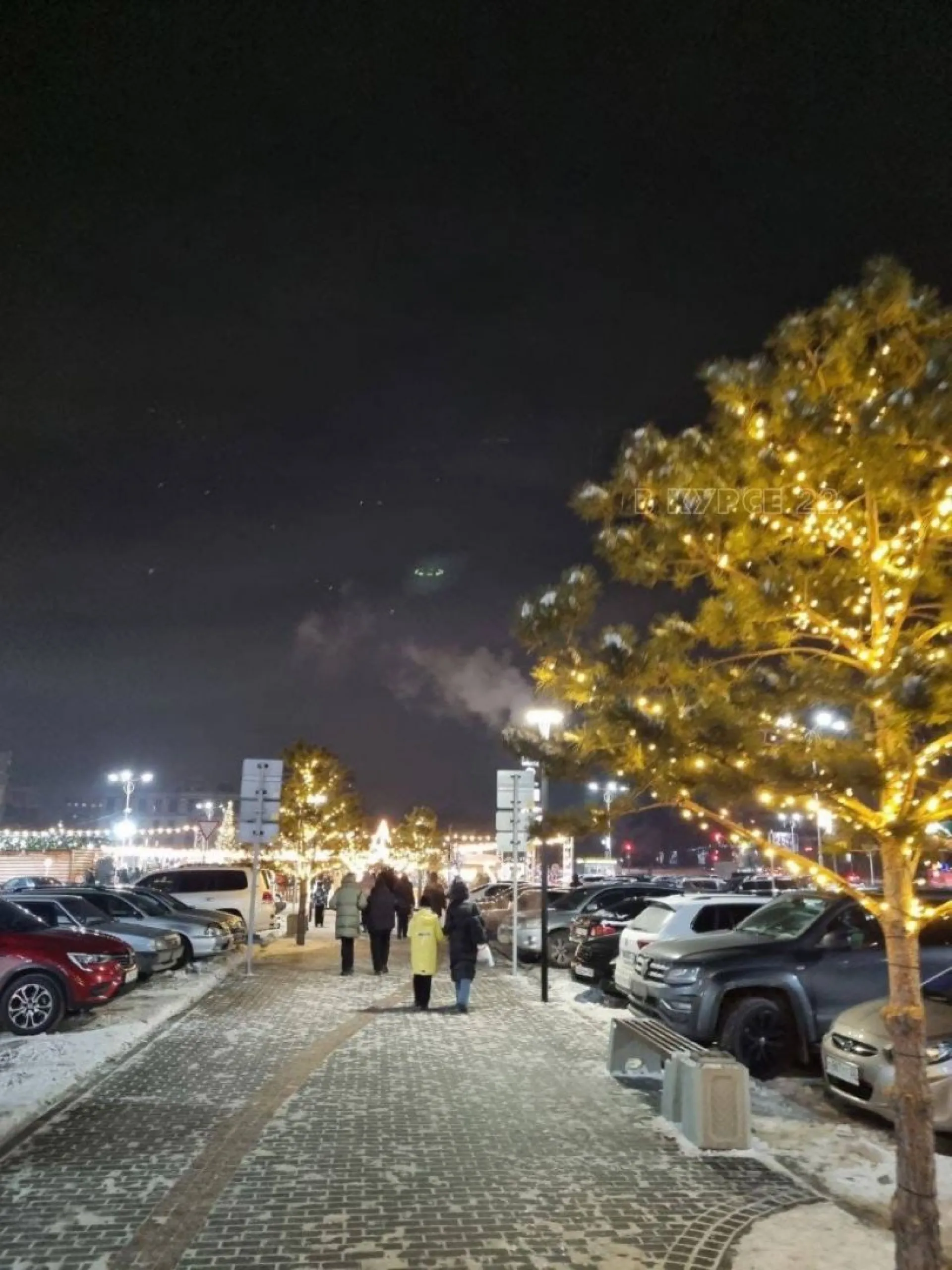 Жителей Барнаула удивил НЛО в небе над торговым центром Жителей Барнаула удивил НЛО в небе над торговым центром