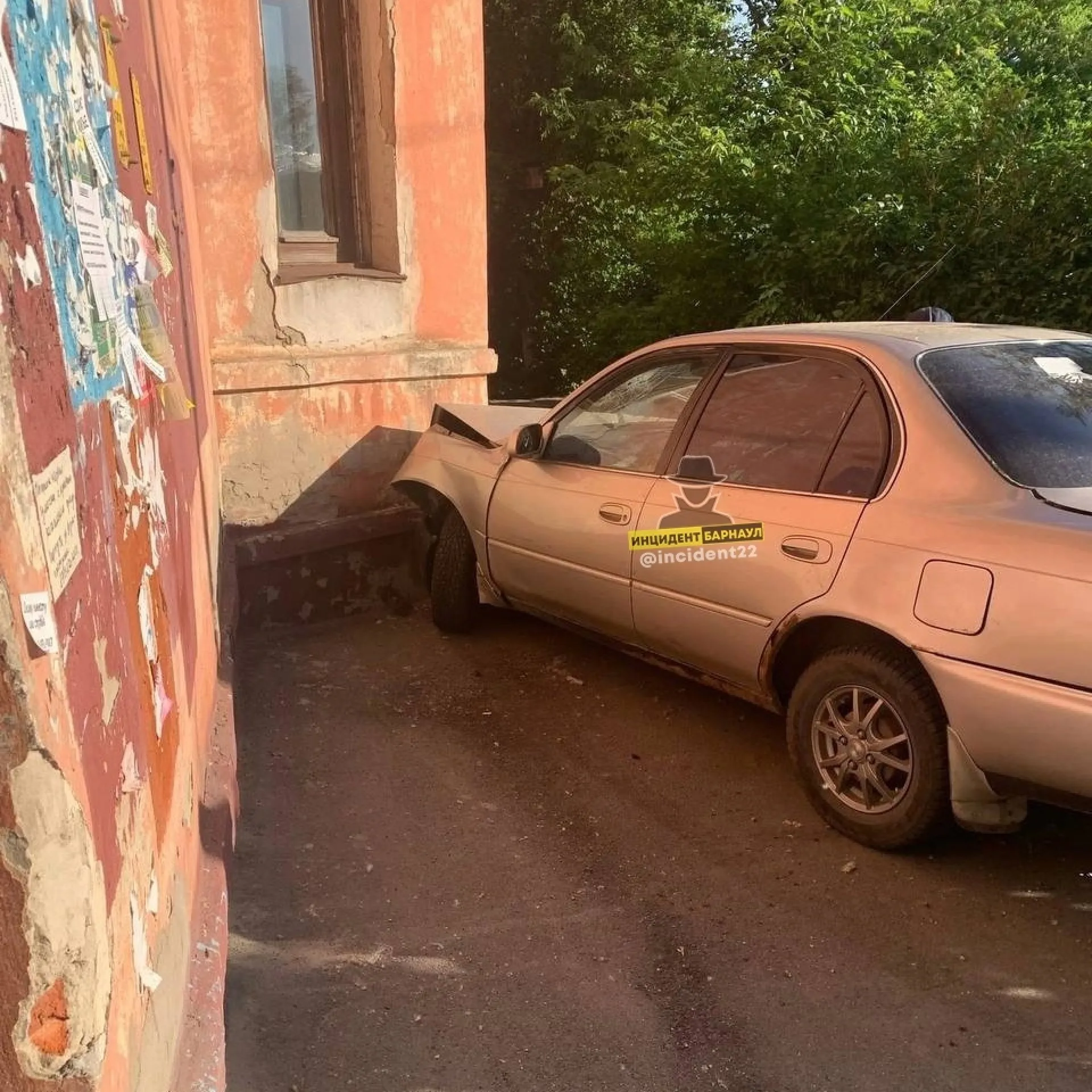 В Барнауле пьяный водитель уходил от погони ДПС, но врезался в дом  В Барнауле пьяный водитель уходил от погони ДПС, но врезался в дом