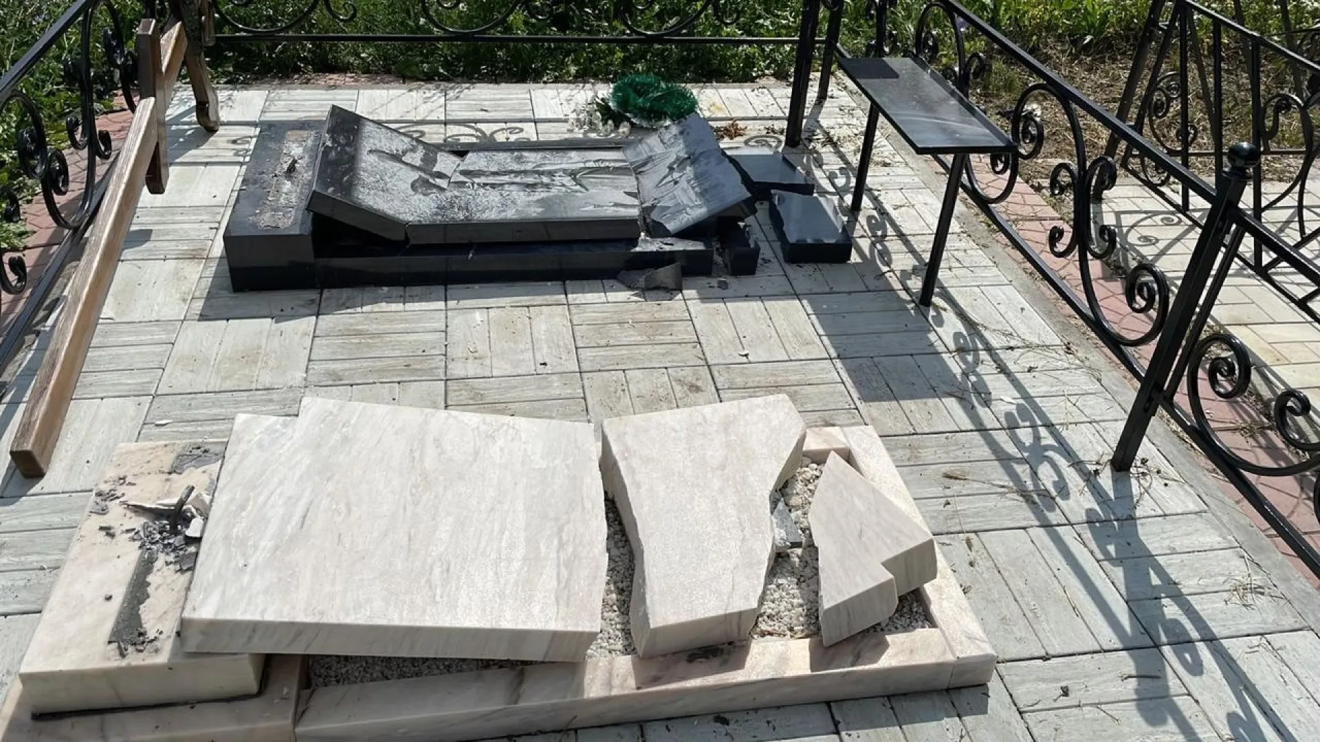 Вандалы повредили надгробия на Новомихайловском кладбище в Барнауле