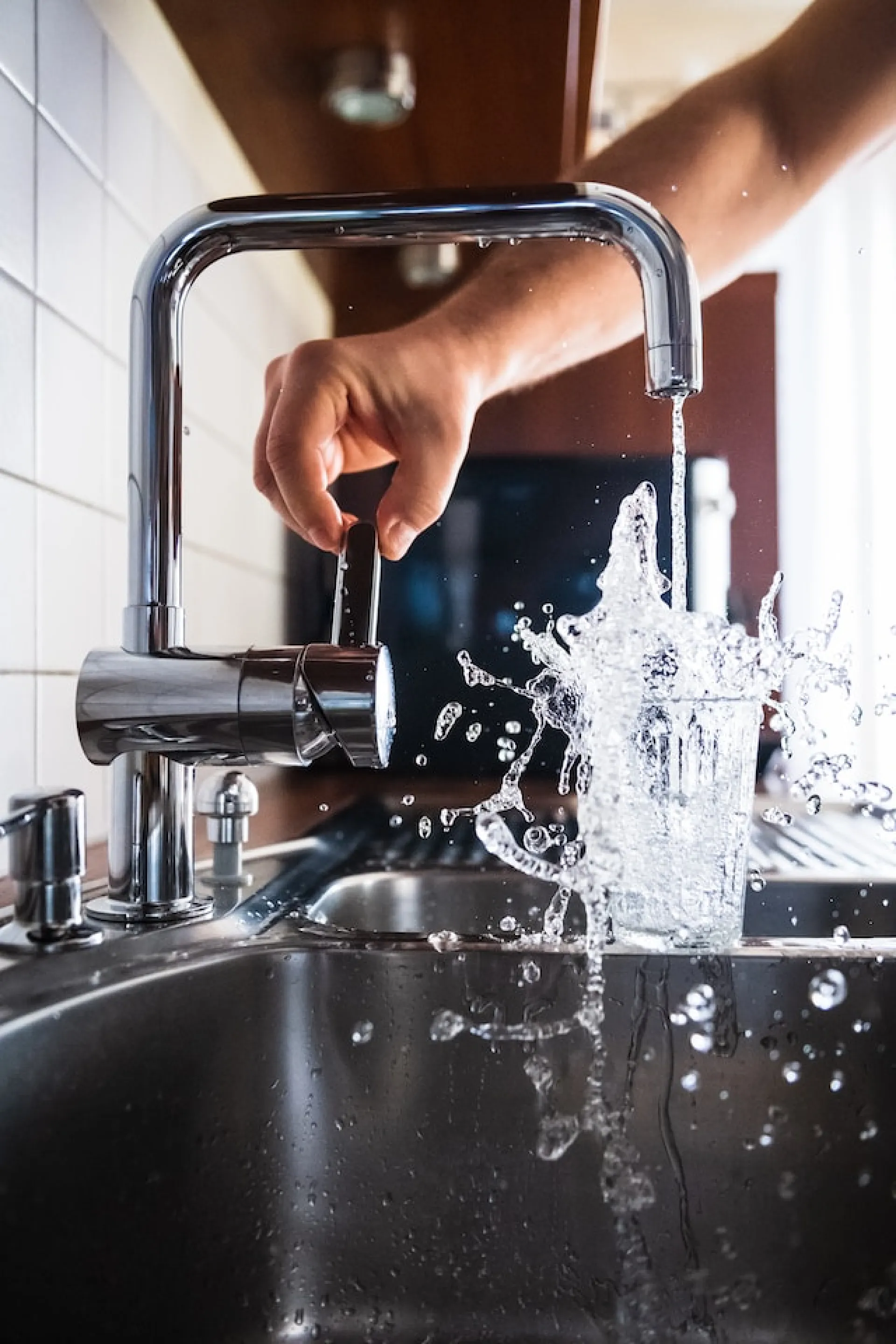 В Барнауле устраняют последствия аварии на сети водоснабжения