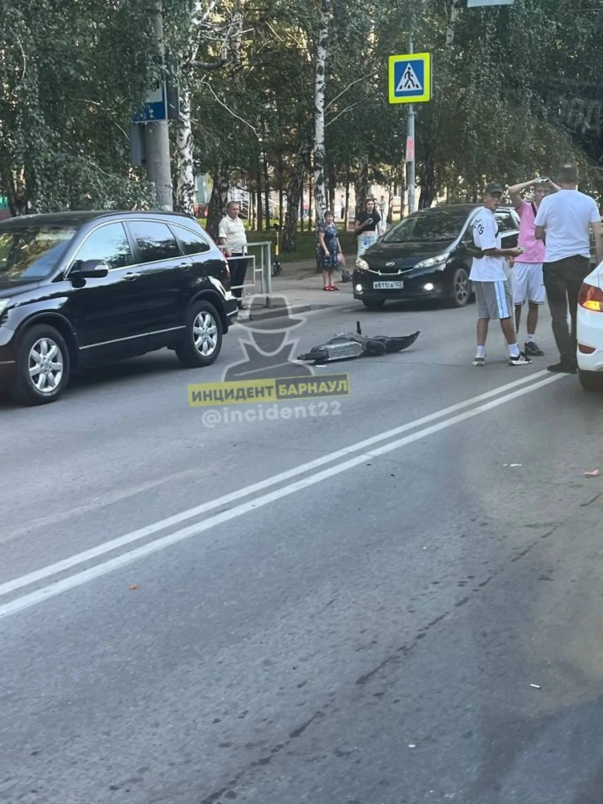 Парень на электросамокате столкнулся с двумя машинами в Барнауле