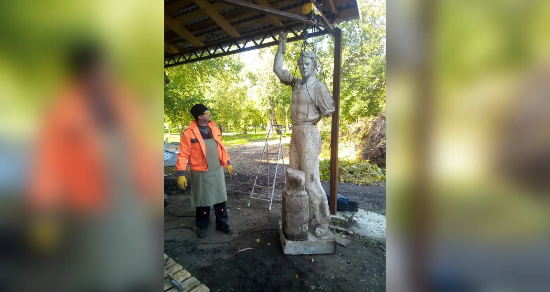 В барнаульском парке восстанавливают утерянную статую советского рабочего