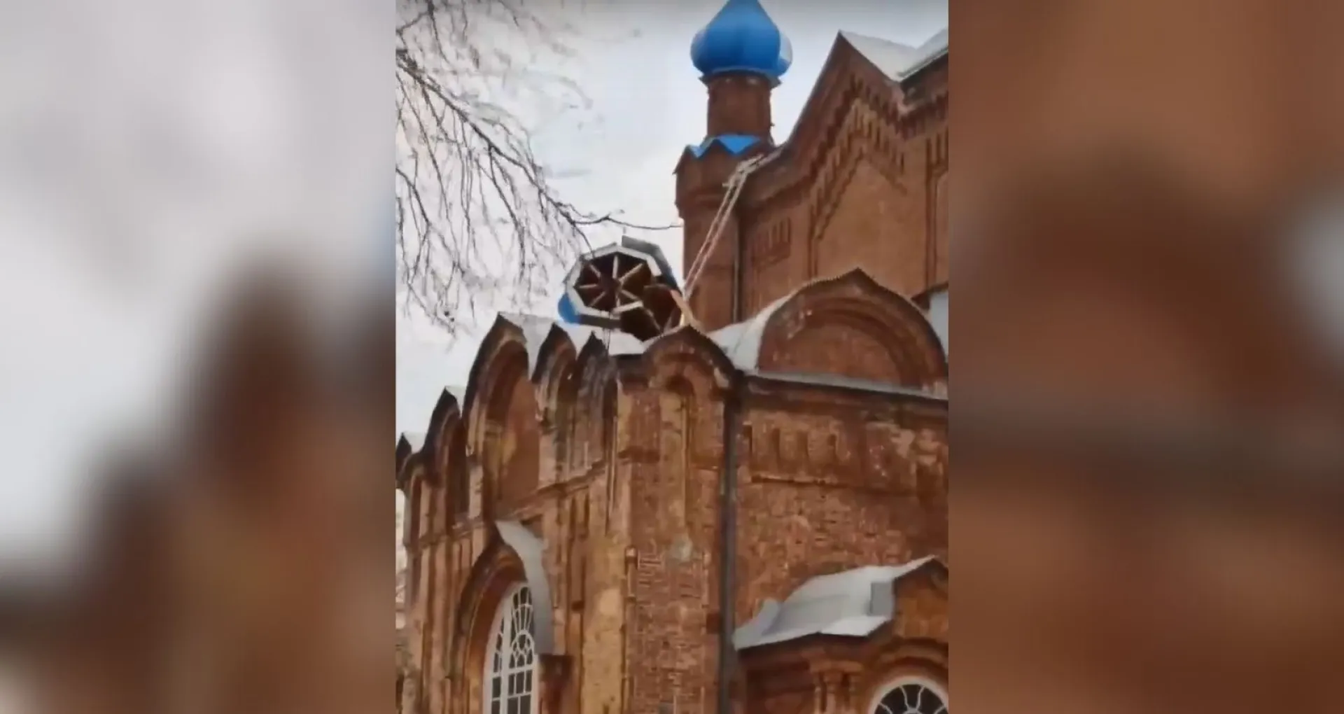 Ветер сорвал купол с храма Казанской иконы Божьей Матери в Бийске Ветер сорвал купол с храма Казанской иконы Божьей Матери в Бийске