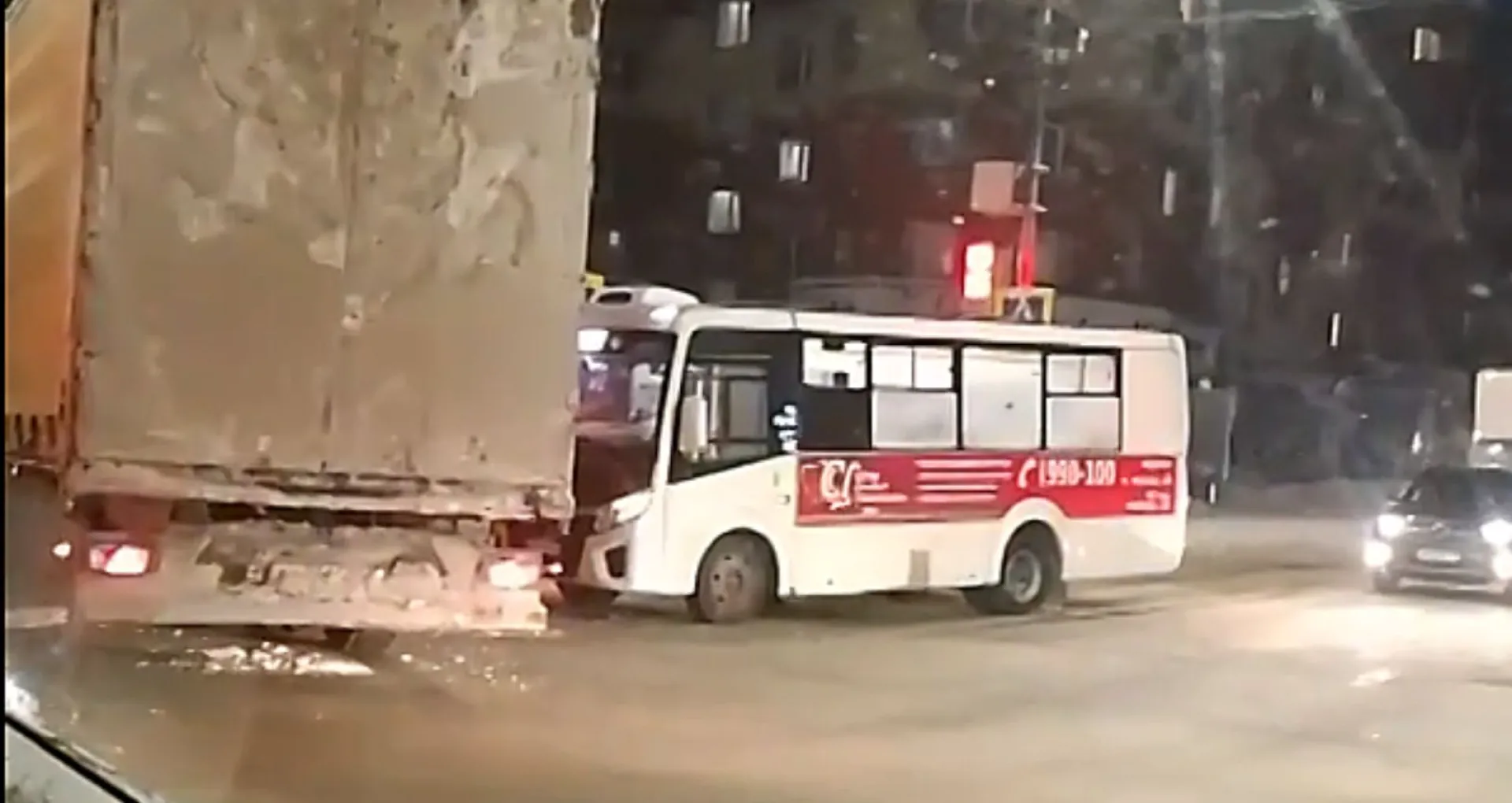 Большегруз и автобус столкнулись в центре Барнаула