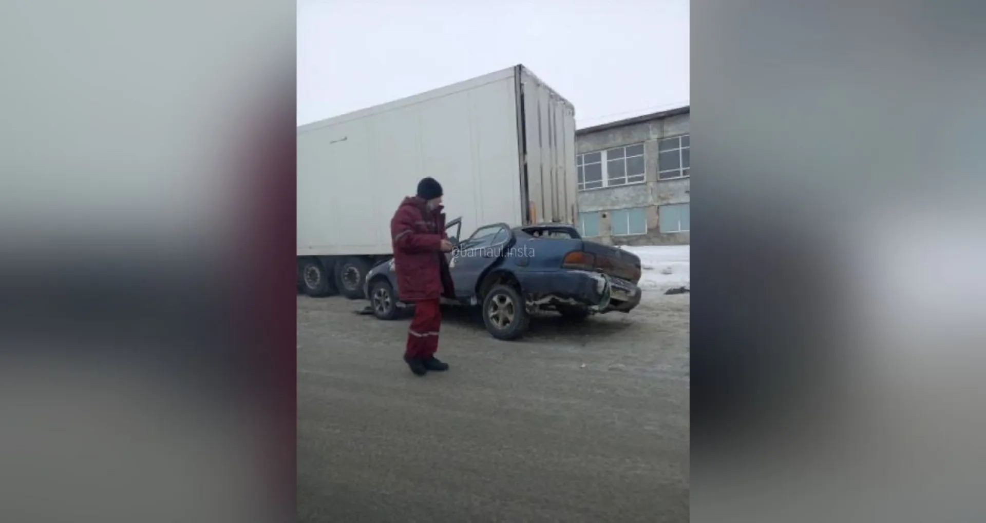 В Барнауле автомобиль попал под колёса фуры В Барнауле автомобиль попал под колёса фуры