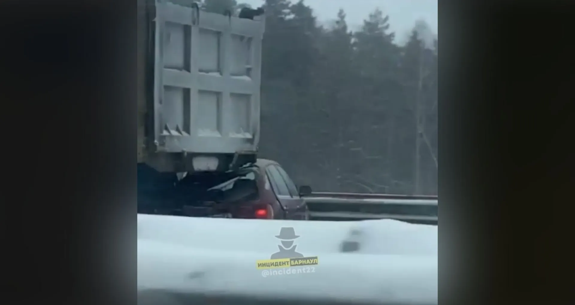 На трассе в Алтайском крае машина попала под фуру На трассе в Алтайском крае машина попала под фуру