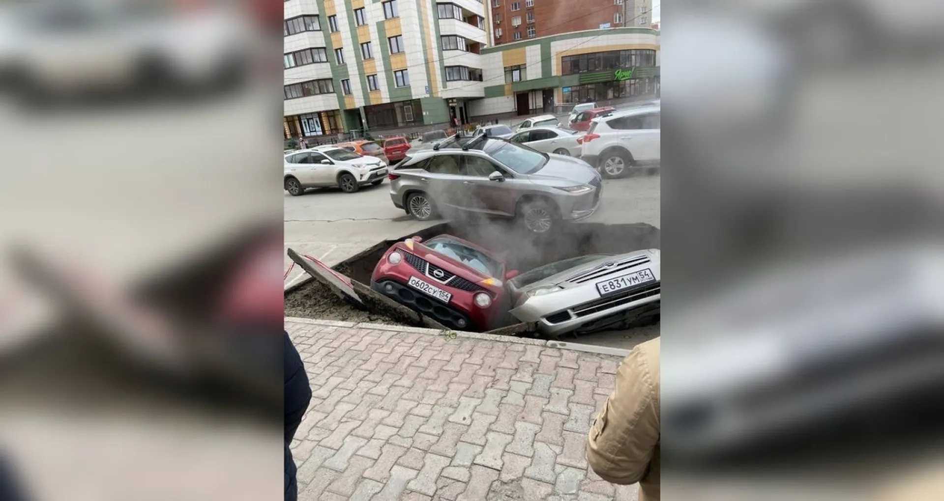Два автомобиля в Новосибирске провалились в дыру с кипящей водой в асфальте
