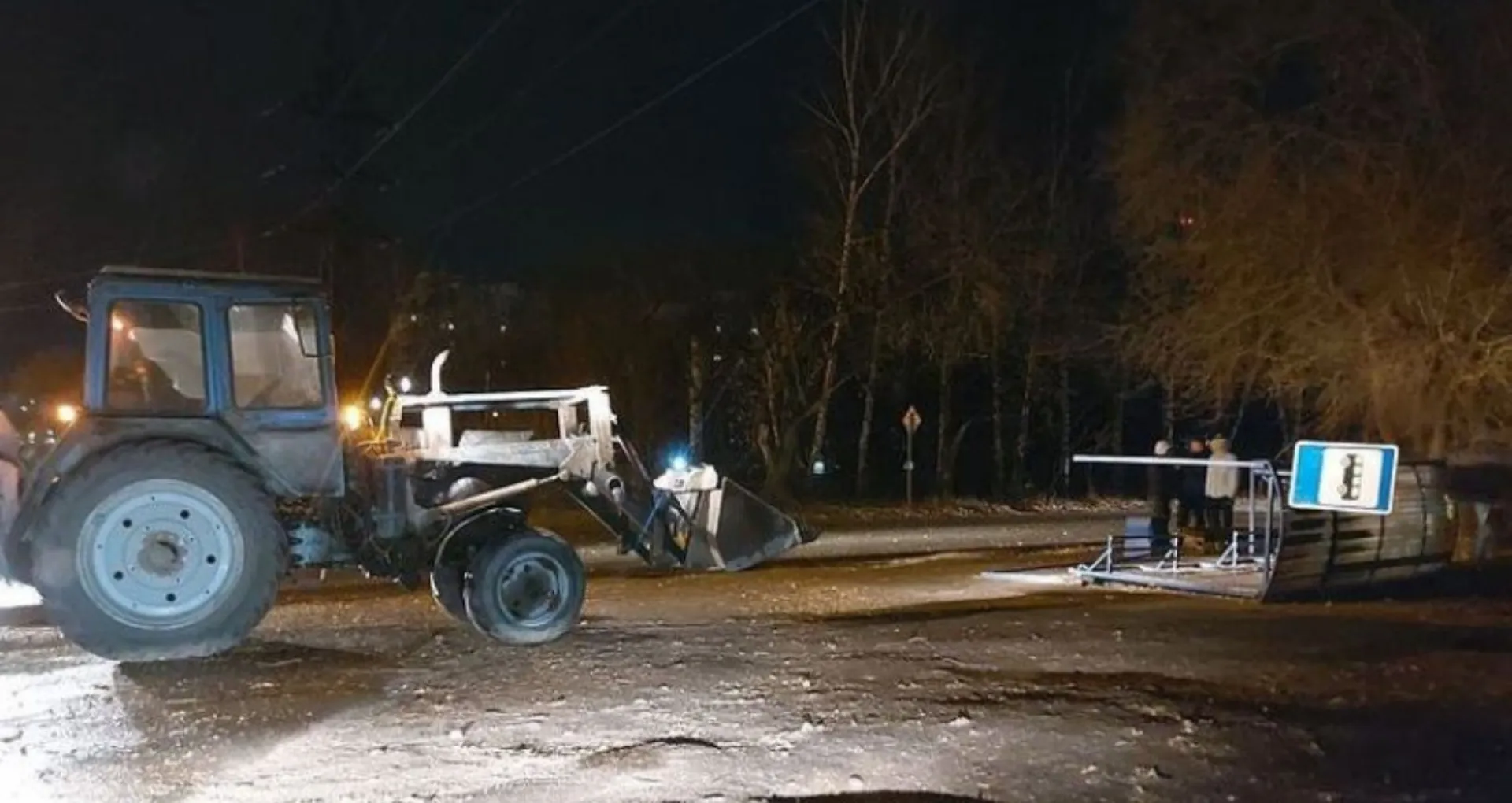 Сильный ветер перевернул остановочный павильон в Барнауле Сильный ветер перевернул остановочный павильон в Барнауле