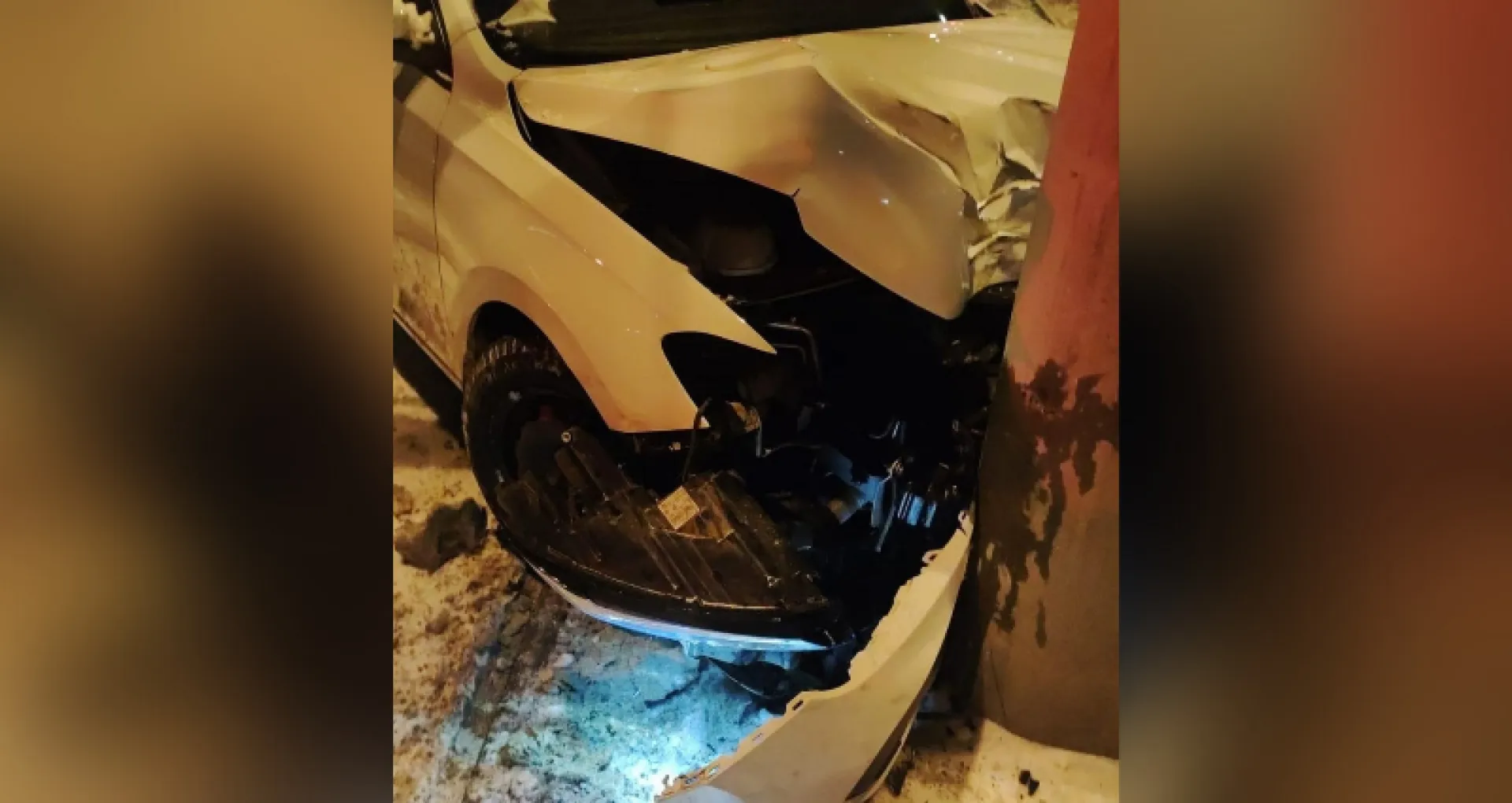 Водитель врезался в столб на одном из перекрёстков Барнаула Водитель врезался в столб на одном из перекрёстков Барнаула