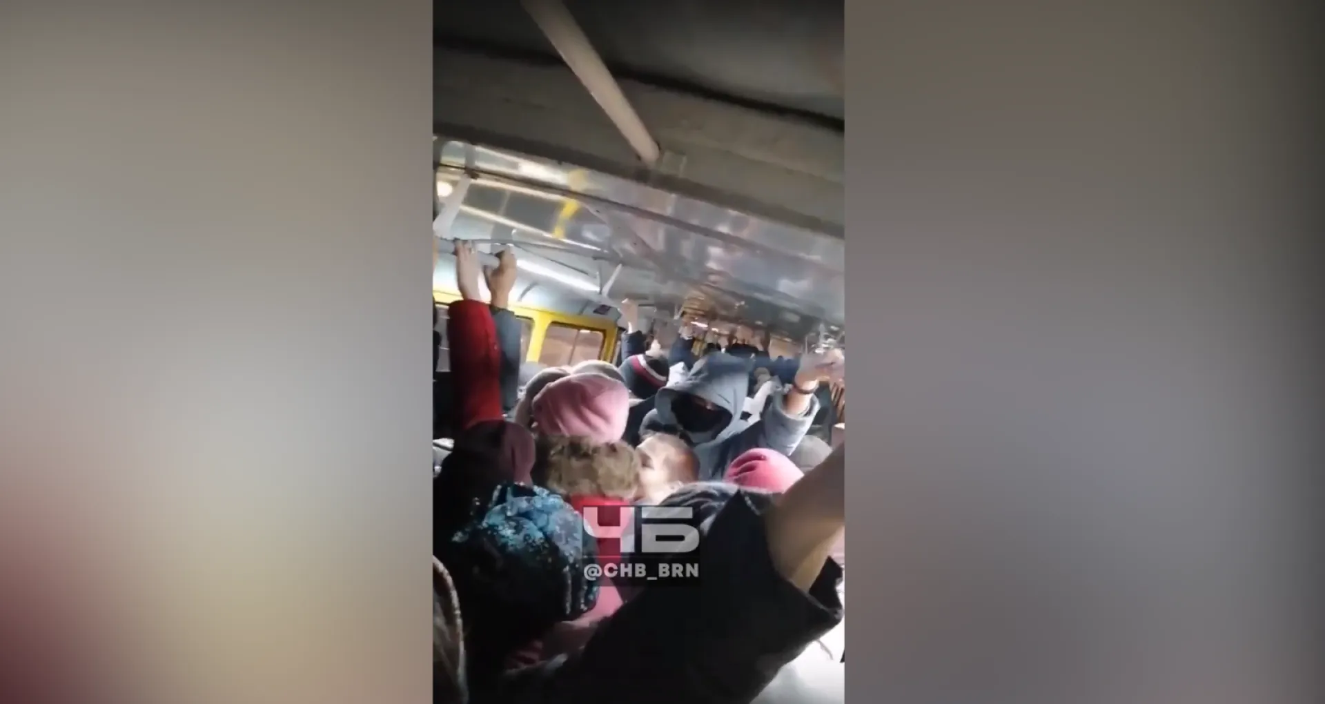 «Да всю жизнь так...»: барнаульцы снова жалуются на переполненные автобусы