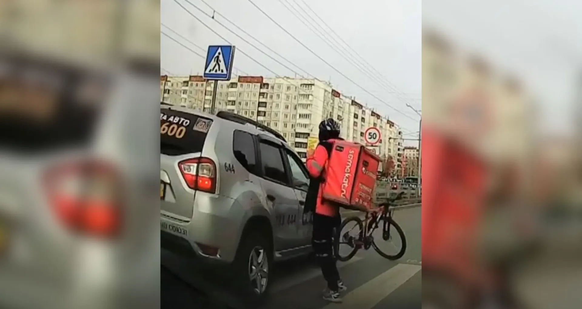 Таксист и курьер: в Барнауле произошло ДТП на пешеходном переходе