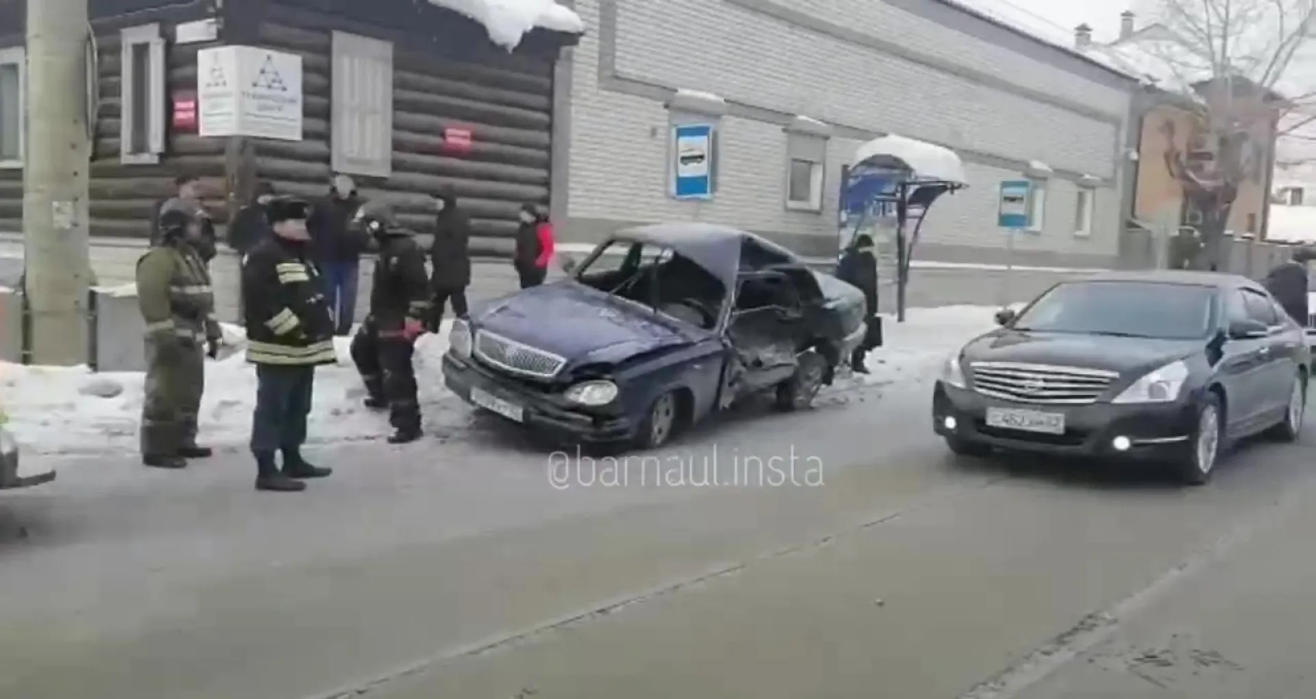 Три человека пострадали в ДТП с «Волгой» и КамАЗом в Барнауле Три человека пострадали в ДТП с «Волгой» и КамАЗом в Барнауле