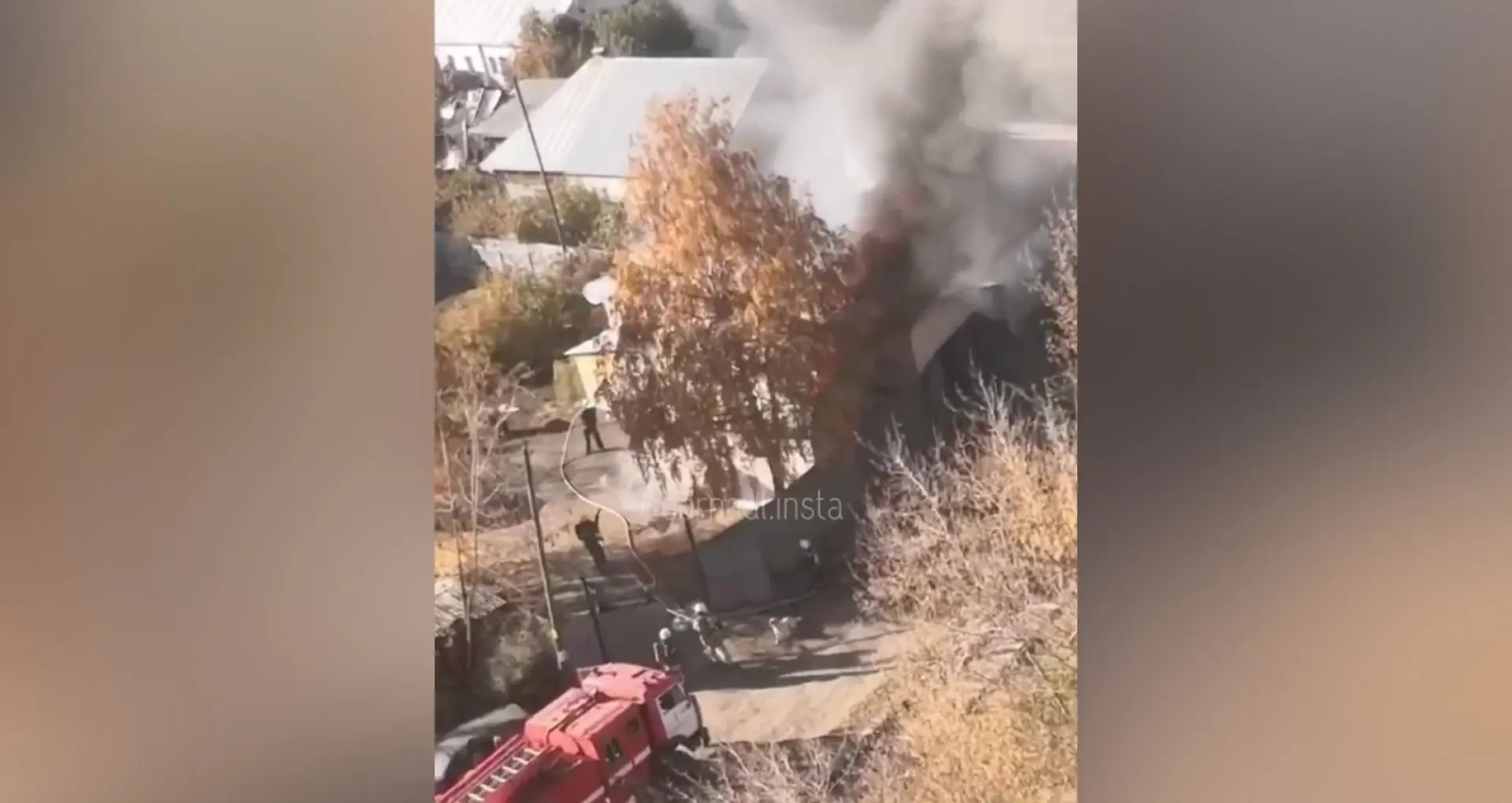 В Барнауле загорелись баня и гараж