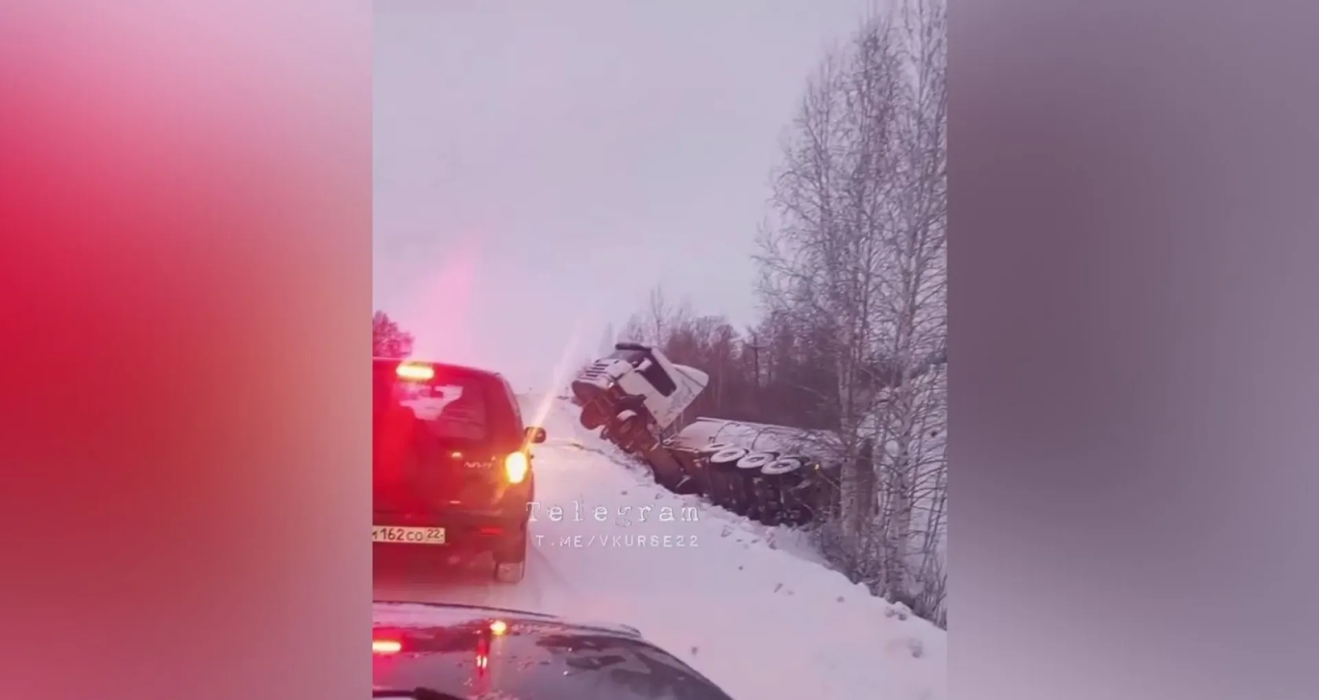 Фура слетела в кювет на трассе в Алтайском крае Фура слетела в кювет на трассе в Алтайском крае