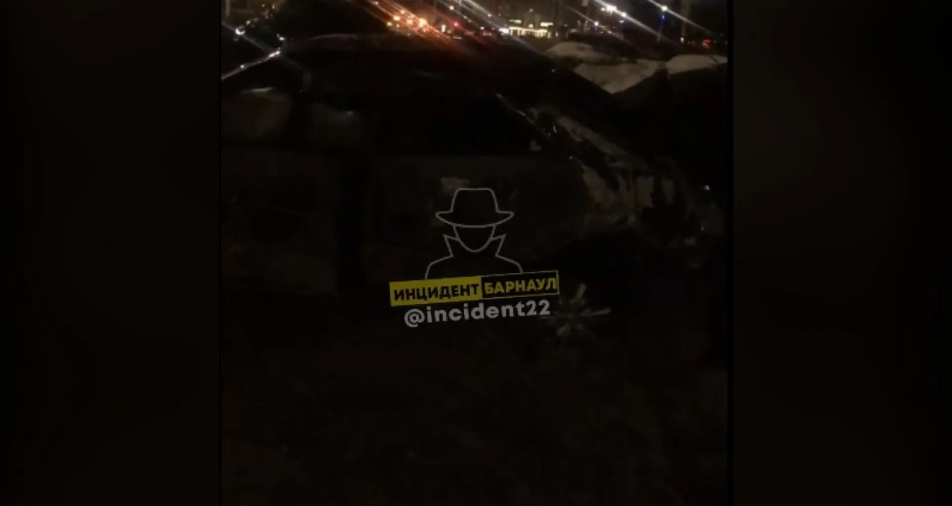 В центре Барнаула машина снесла ель В центре Барнаула машина снесла ель