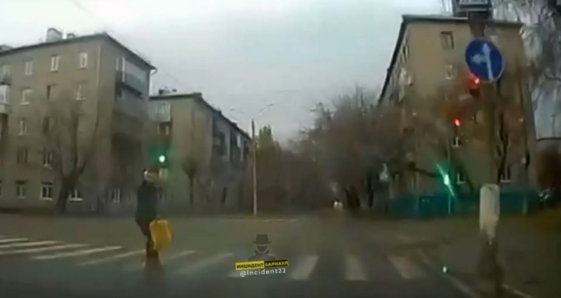 В Барнауле пешеход чуть не попал под колёса автомобиля, перебегая дорогу на красный свет