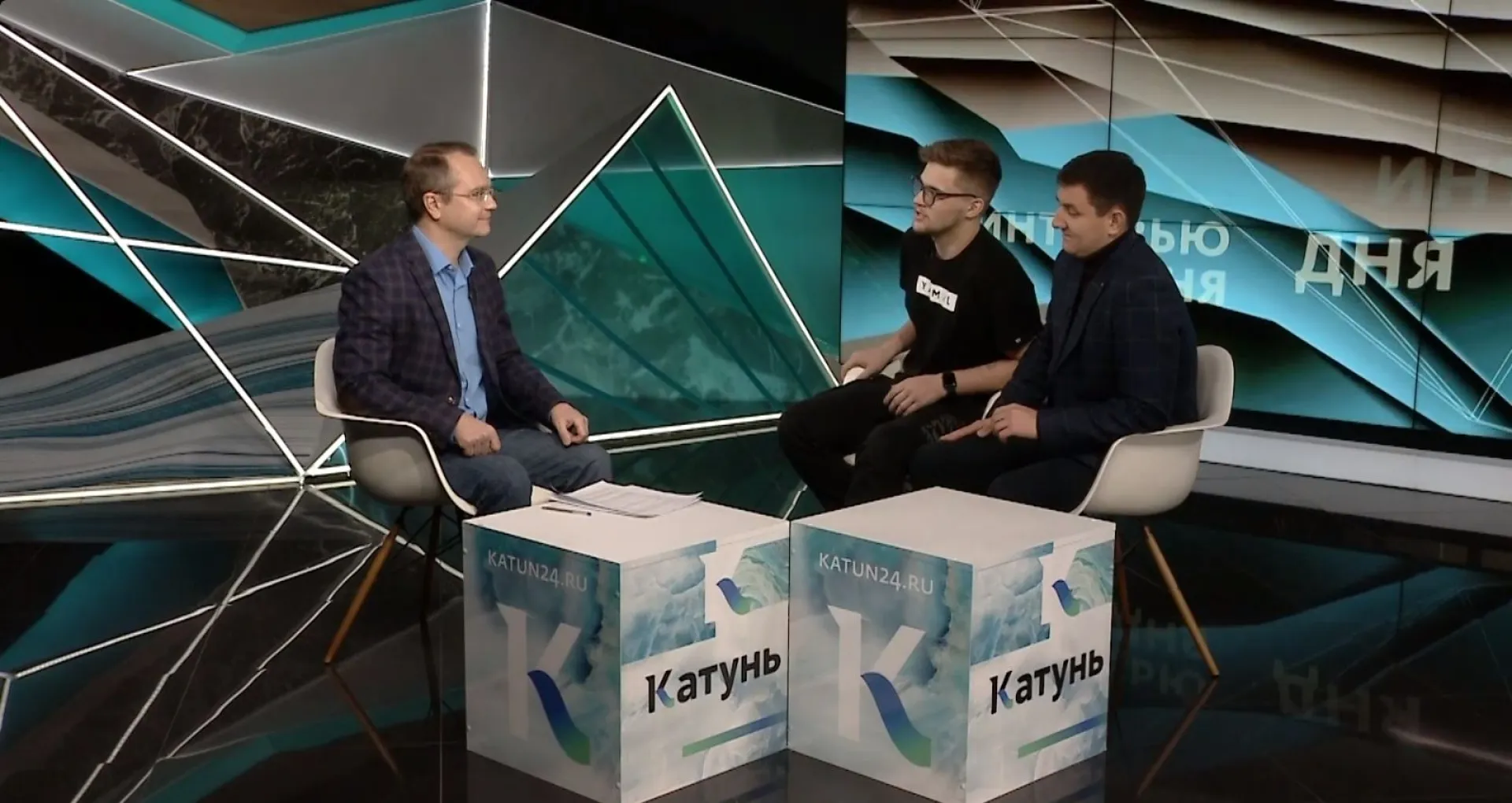 «Учитель физики, который купил самолёт»: в Барнауле показали фильм о педагоге с Алтая