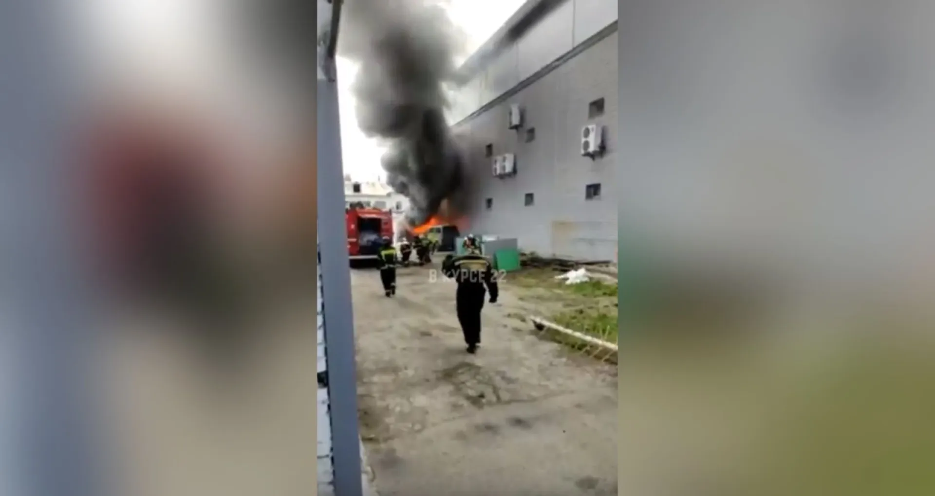 Автомобиль загорелся возле торгового центра в Барнауле Автомобиль загорелся возле торгового центра в Барнауле