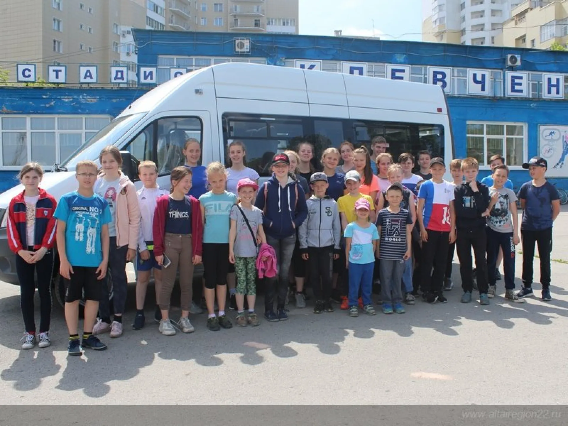 Алтайская спортшкола олимпийского резерва по конькобежному спорту получила новый автобус