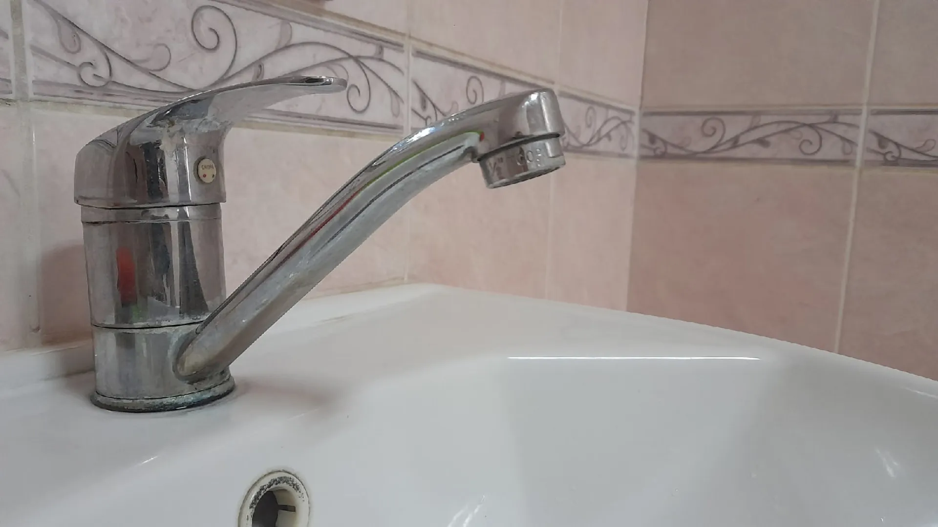 Горячую воду отключили у части жителей Барнаула