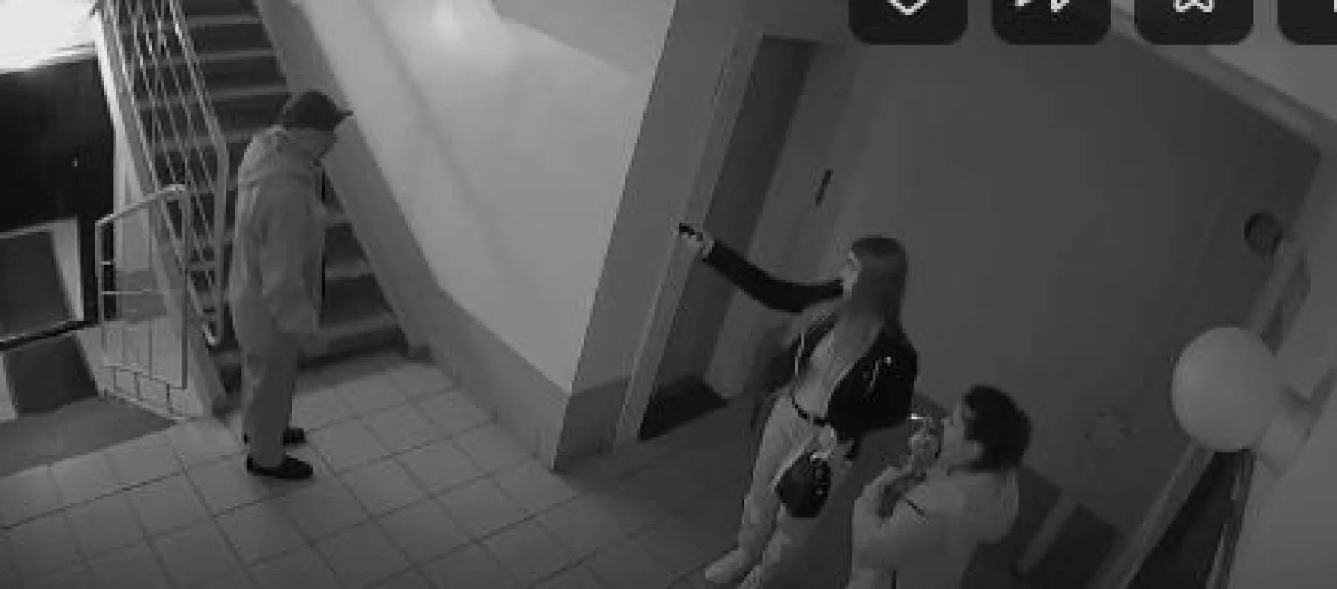 Пенсионер ударил девушку в подъезде квартиры в Новосибирске