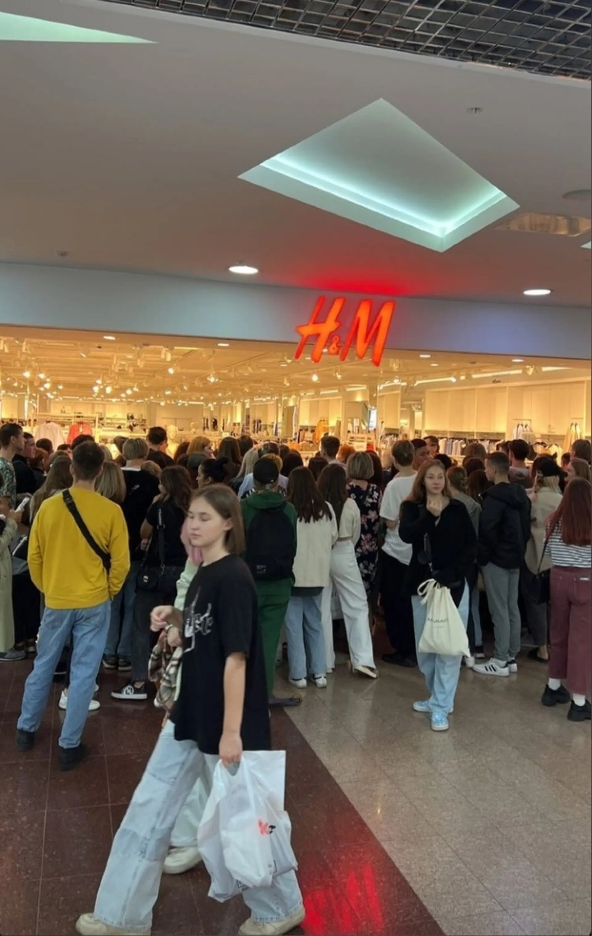 В барнаульском торговом центре вновь открылся H&M В барнаульском торговом центре вновь открылся H&M