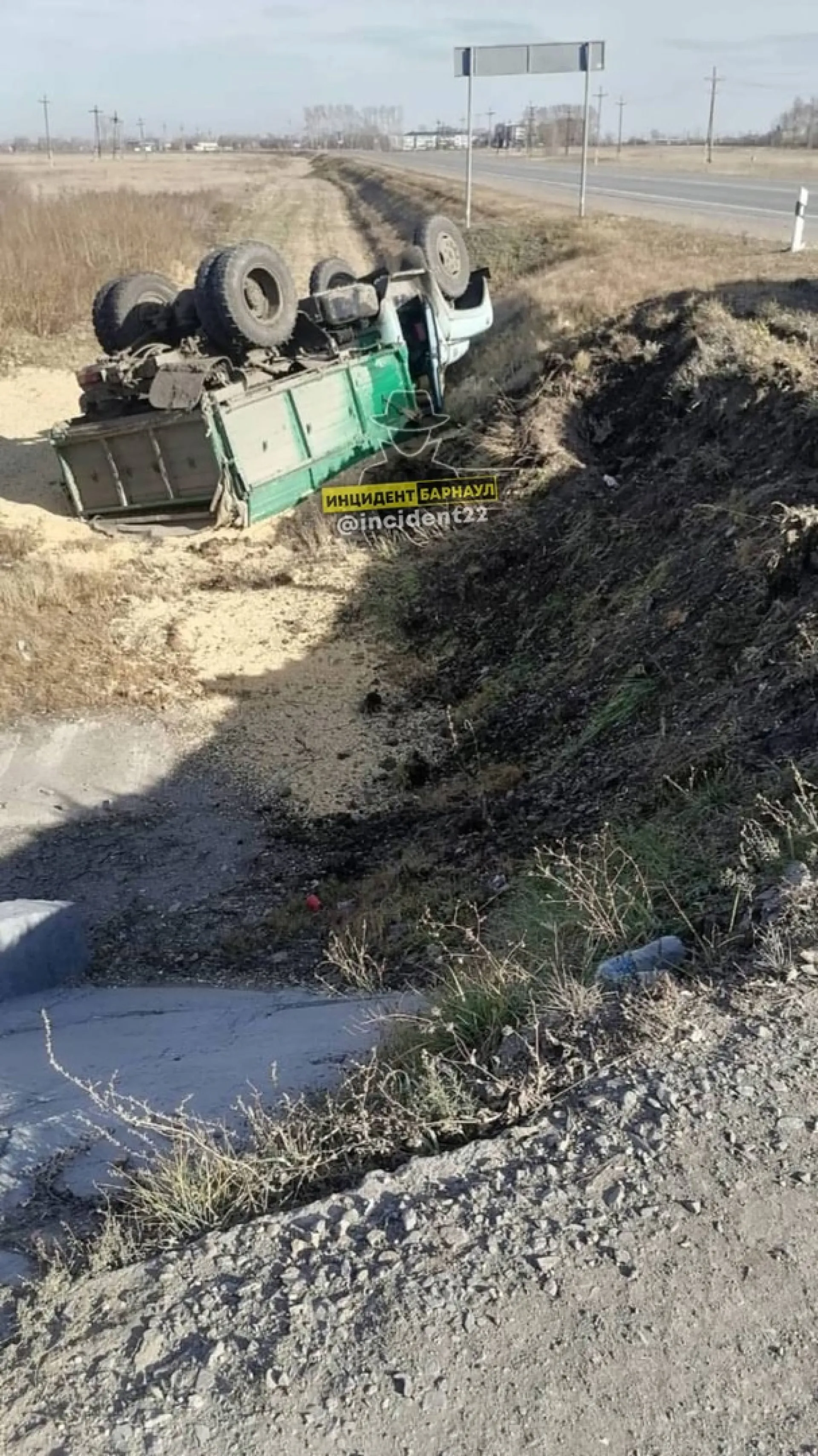  Огорошили: на алтайской трассе опрокинулся грузовик с бобовой культурой