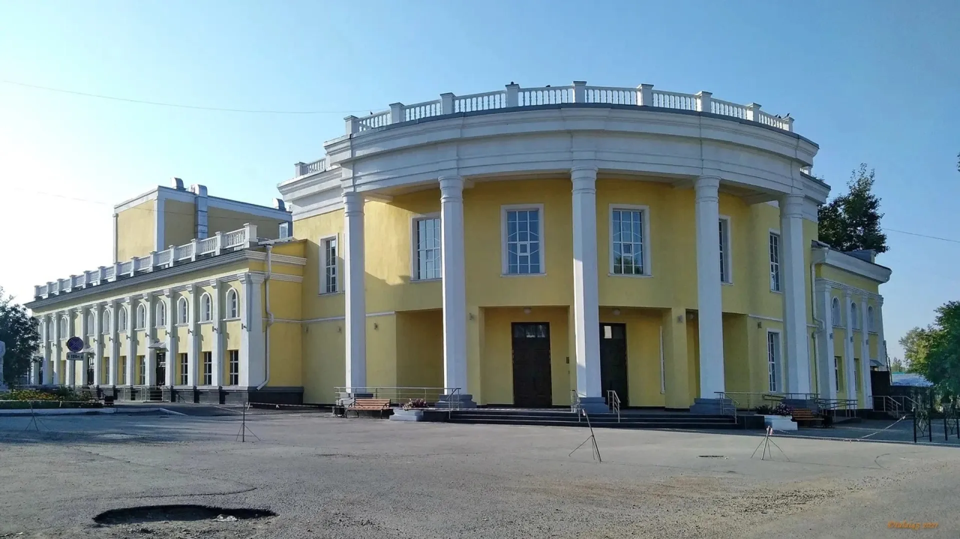 Губернаторские елки открылись в Рубцовском драматическом театре