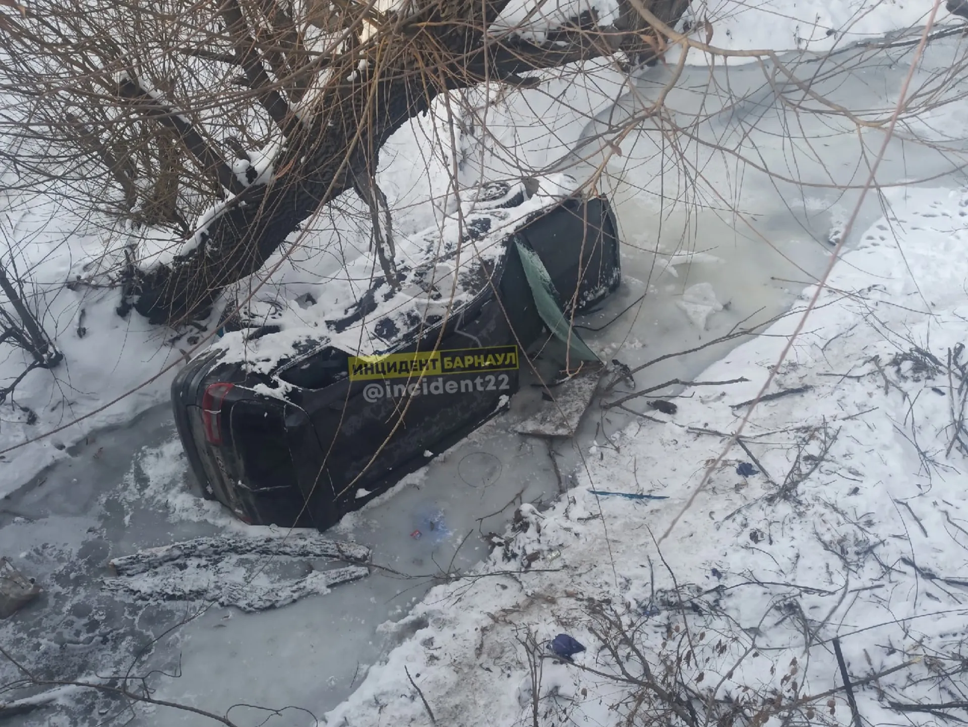 Вмерзший в лёд автомобиль обнаружили в одной из рек Барнаула